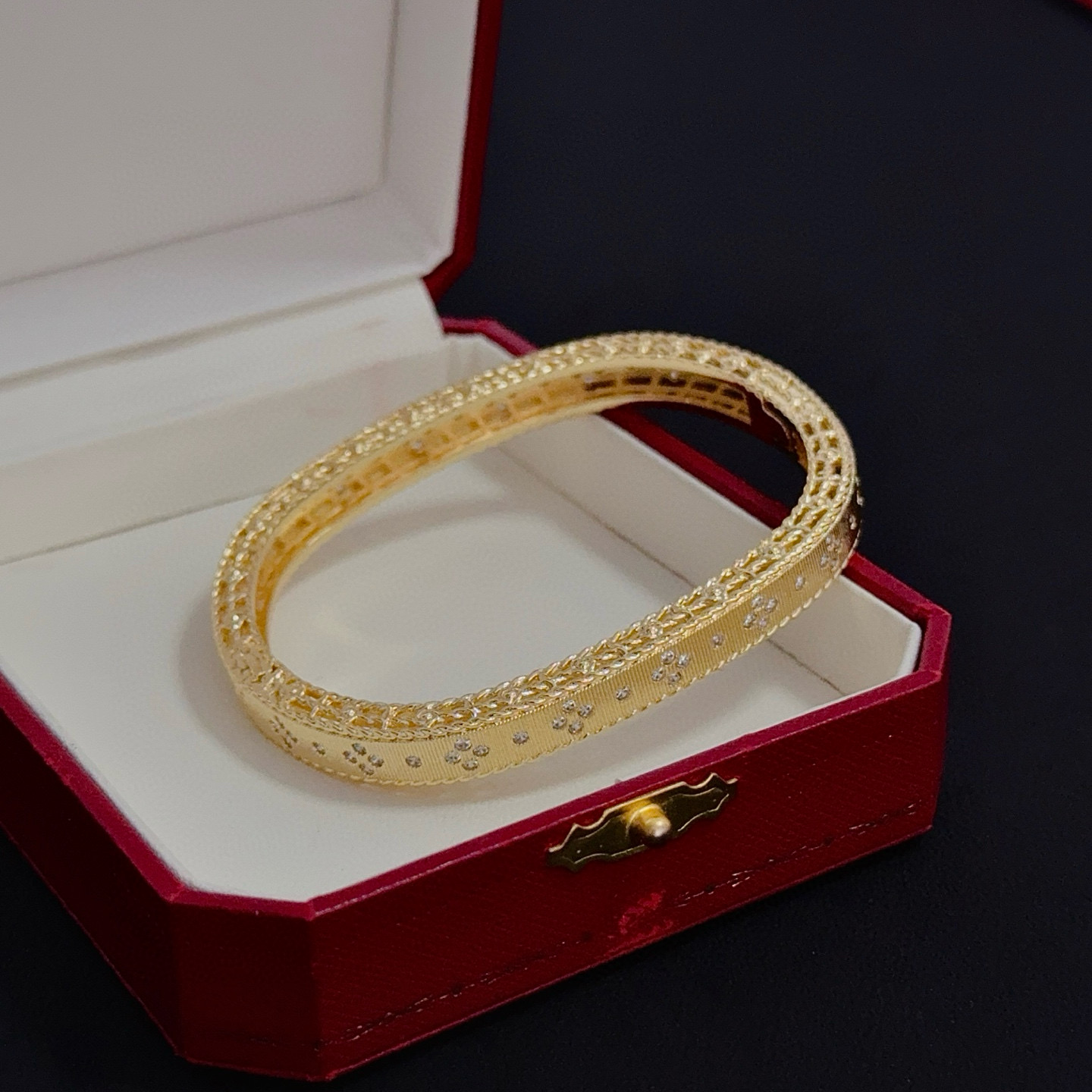 卡地亚手镯 高端定制版本 镶嵌钻工艺 V金材质 经典而时尚风格 用凌厉线条重构爱情美学！打破常规，镶嵌钻