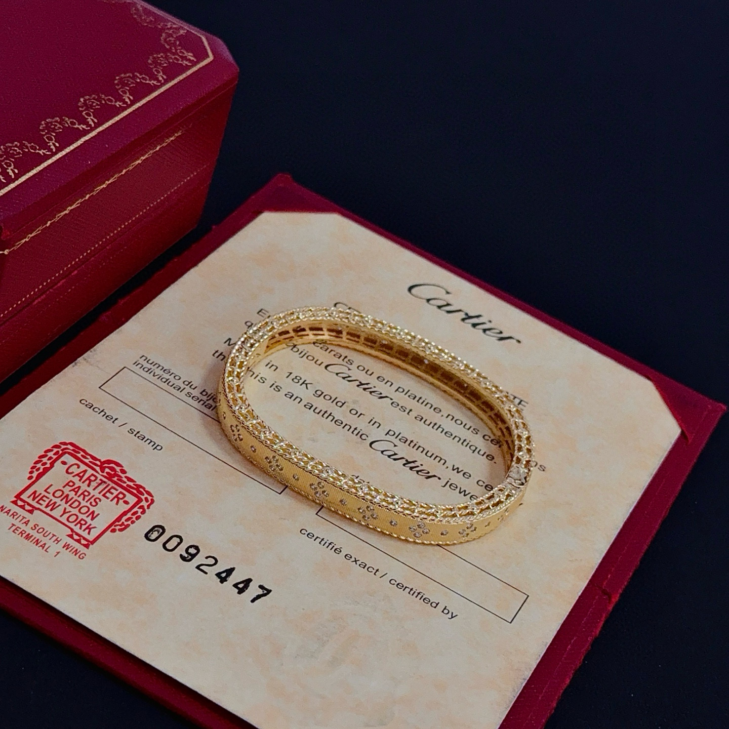 卡地亚手镯 高端定制版本 镶嵌钻工艺 V金材质 经典而时尚风格 用凌厉线条重构爱情美学！打破常规，镶嵌钻