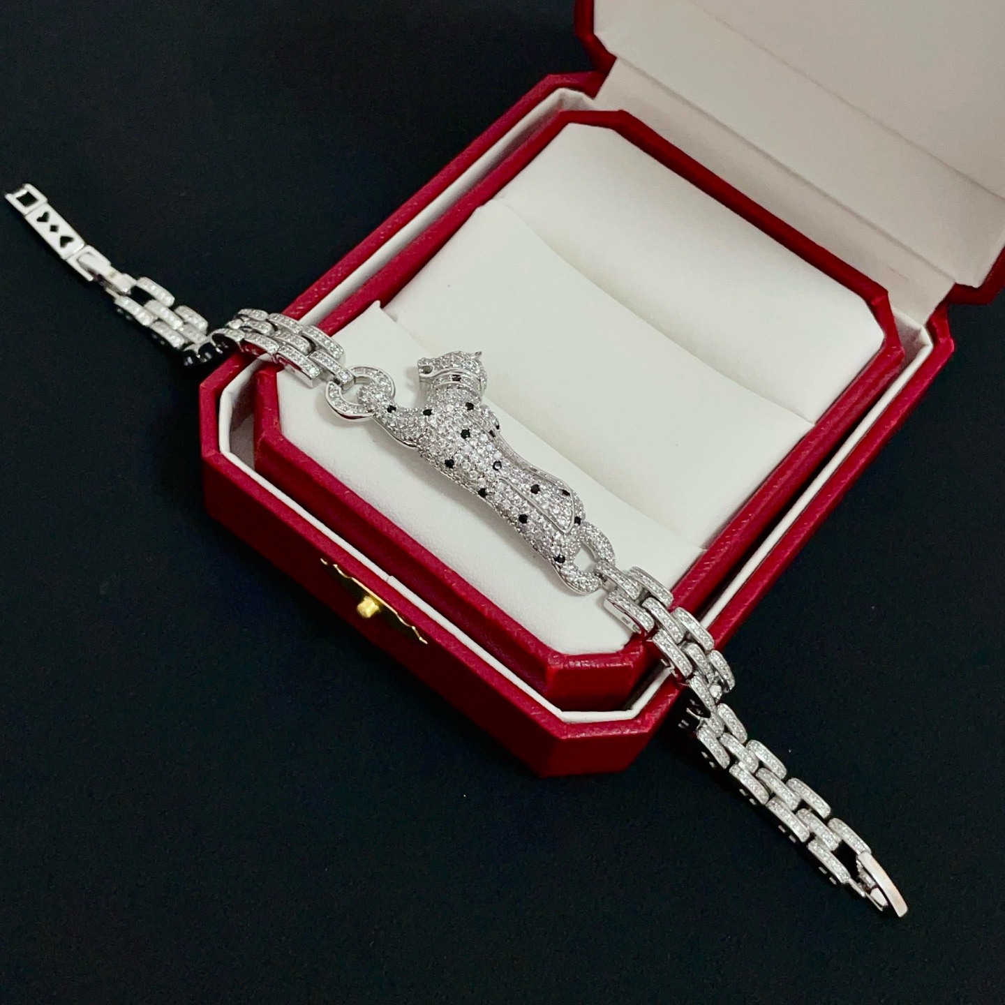 卡地亚镶钻猎豹手链 高端定制版本 镶嵌钻工艺 V金材质 经典而时尚风格 用凌厉线条重构爱情美学！打破常规