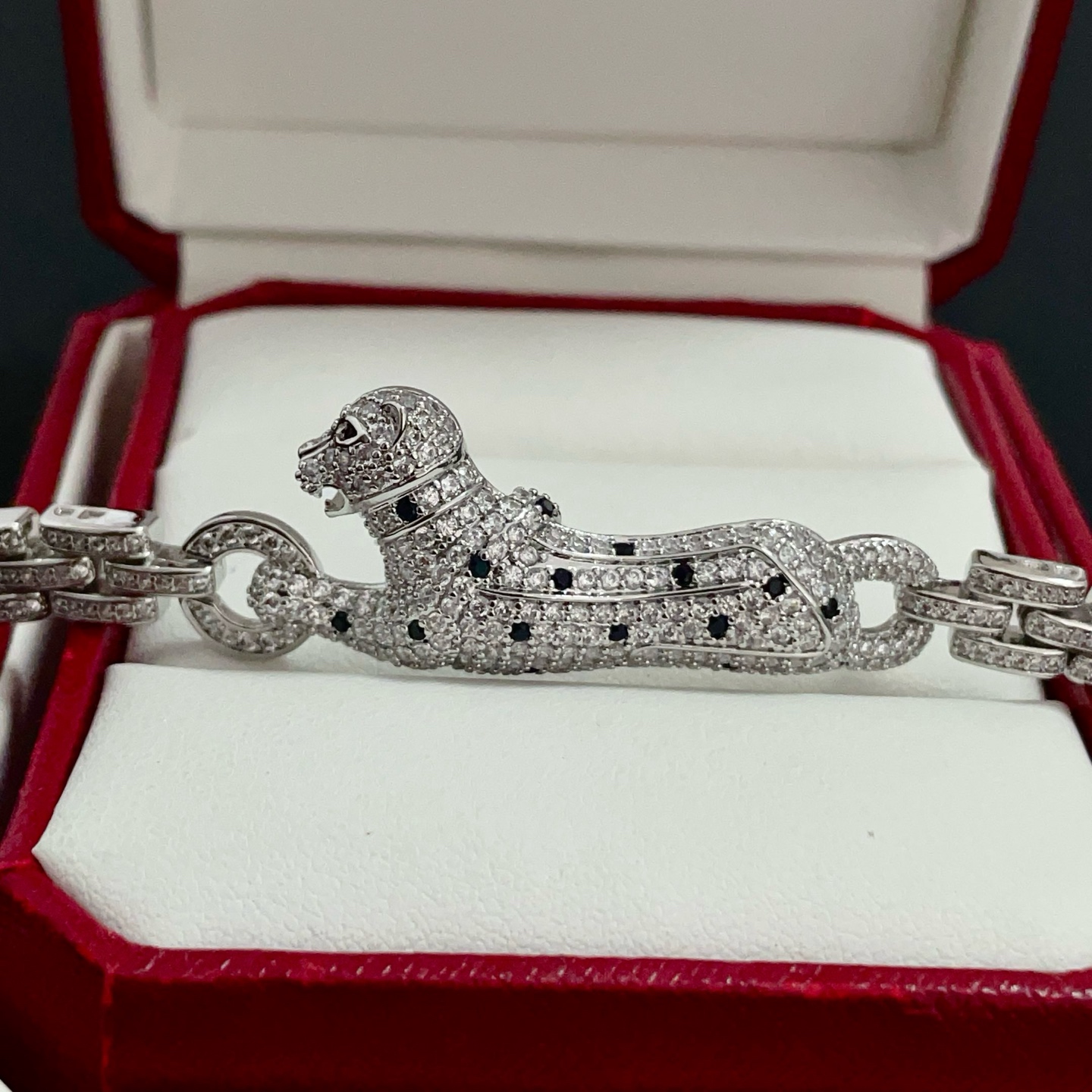 卡地亚镶钻猎豹手链 高端定制版本 镶嵌钻工艺 V金材质 经典而时尚风格 用凌厉线条重构爱情美学！打破常规