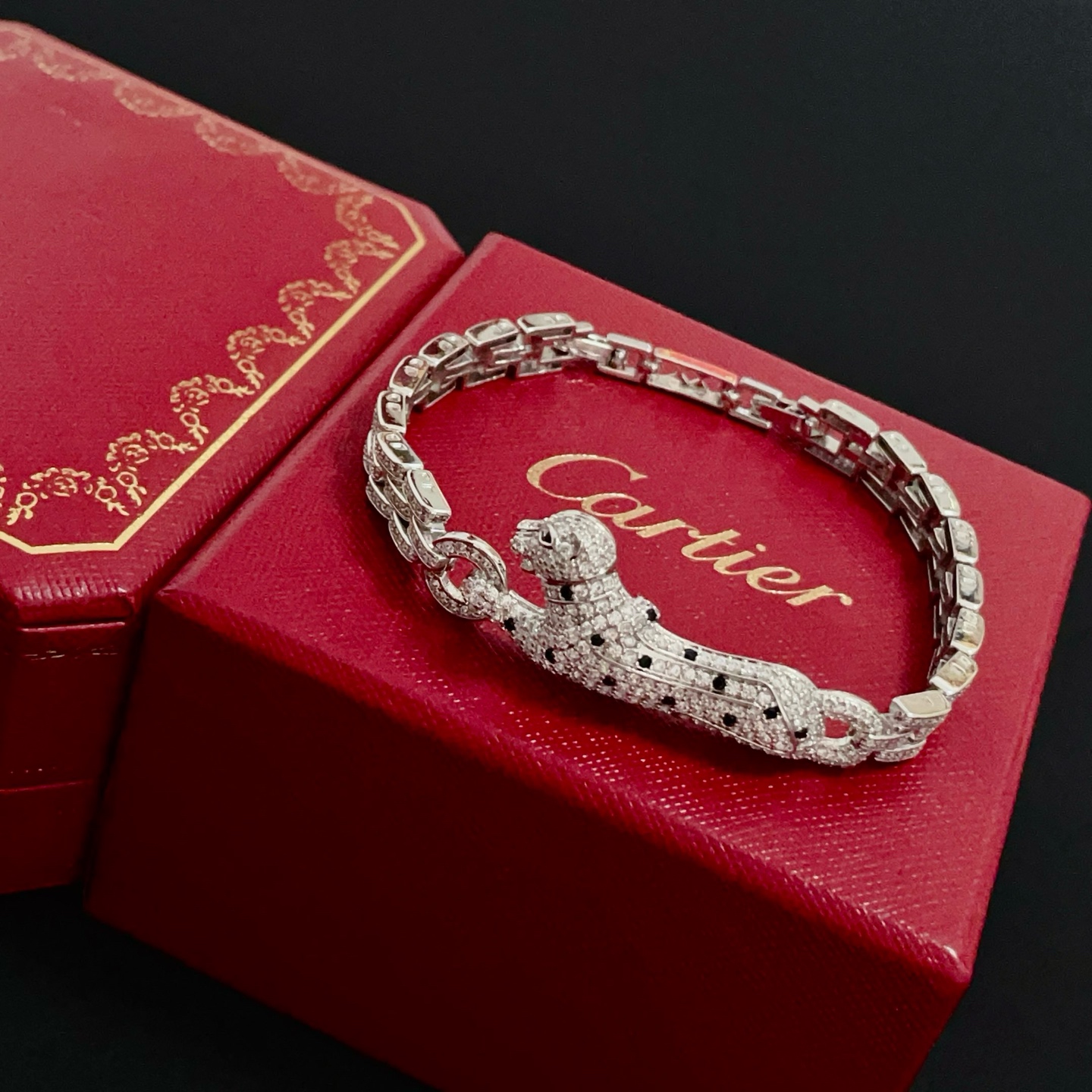 卡地亚镶钻猎豹手链 高端定制版本 镶嵌钻工艺 V金材质 经典而时尚风格 用凌厉线条重构爱情美学！打破常规