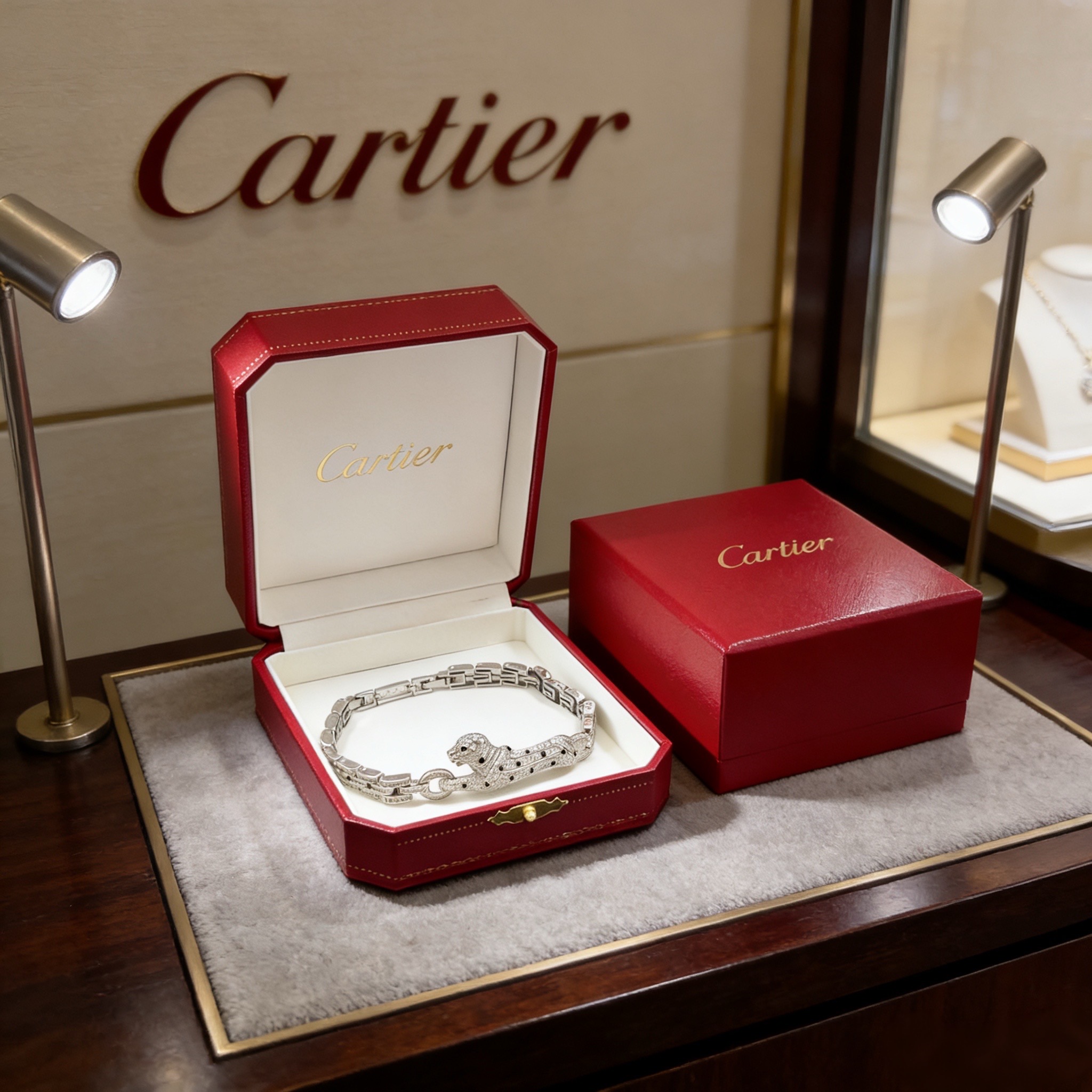 卡地亚镶钻猎豹手链 高端定制版本 镶嵌钻工艺 V金材质 经典而时尚风格 用凌厉线条重构爱情美学！打破常规