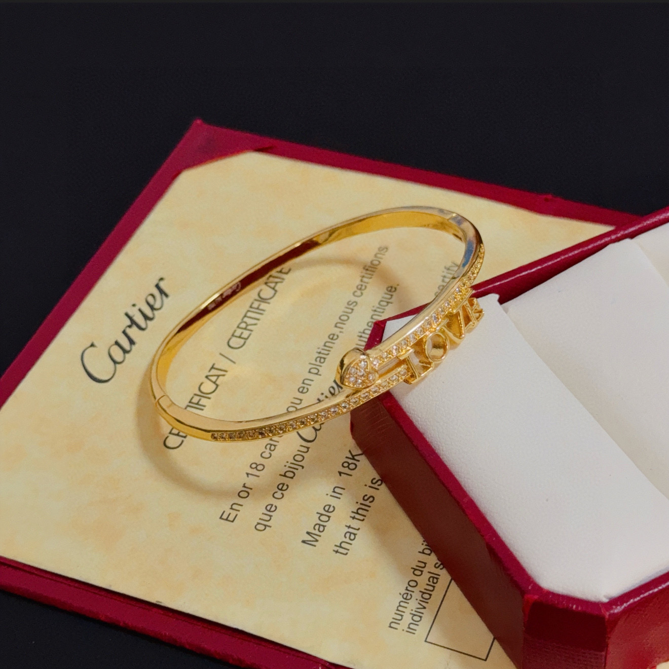 卡地亚镶钻手镯 高端定制版本 镶嵌钻工艺 V金材质 经典而时尚风格 用凌厉线条重构爱情美学！打破常规，镶