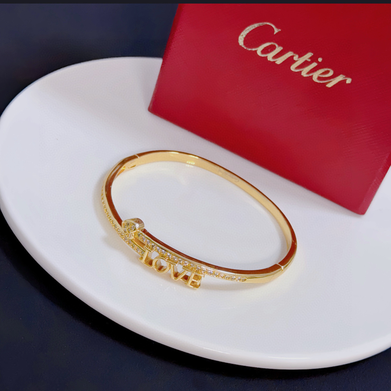 卡地亚镶钻手镯 高端定制版本 镶嵌钻工艺 V金材质 经典而时尚风格 用凌厉线条重构爱情美学！打破常规，镶