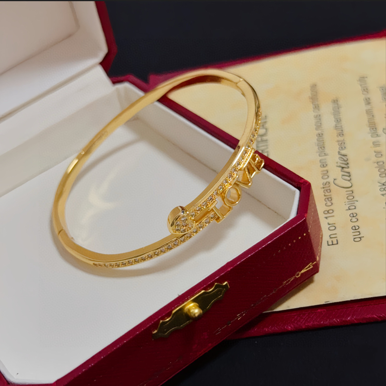 卡地亚镶钻手镯 高端定制版本 镶嵌钻工艺 V金材质 经典而时尚风格 用凌厉线条重构爱情美学！打破常规，镶