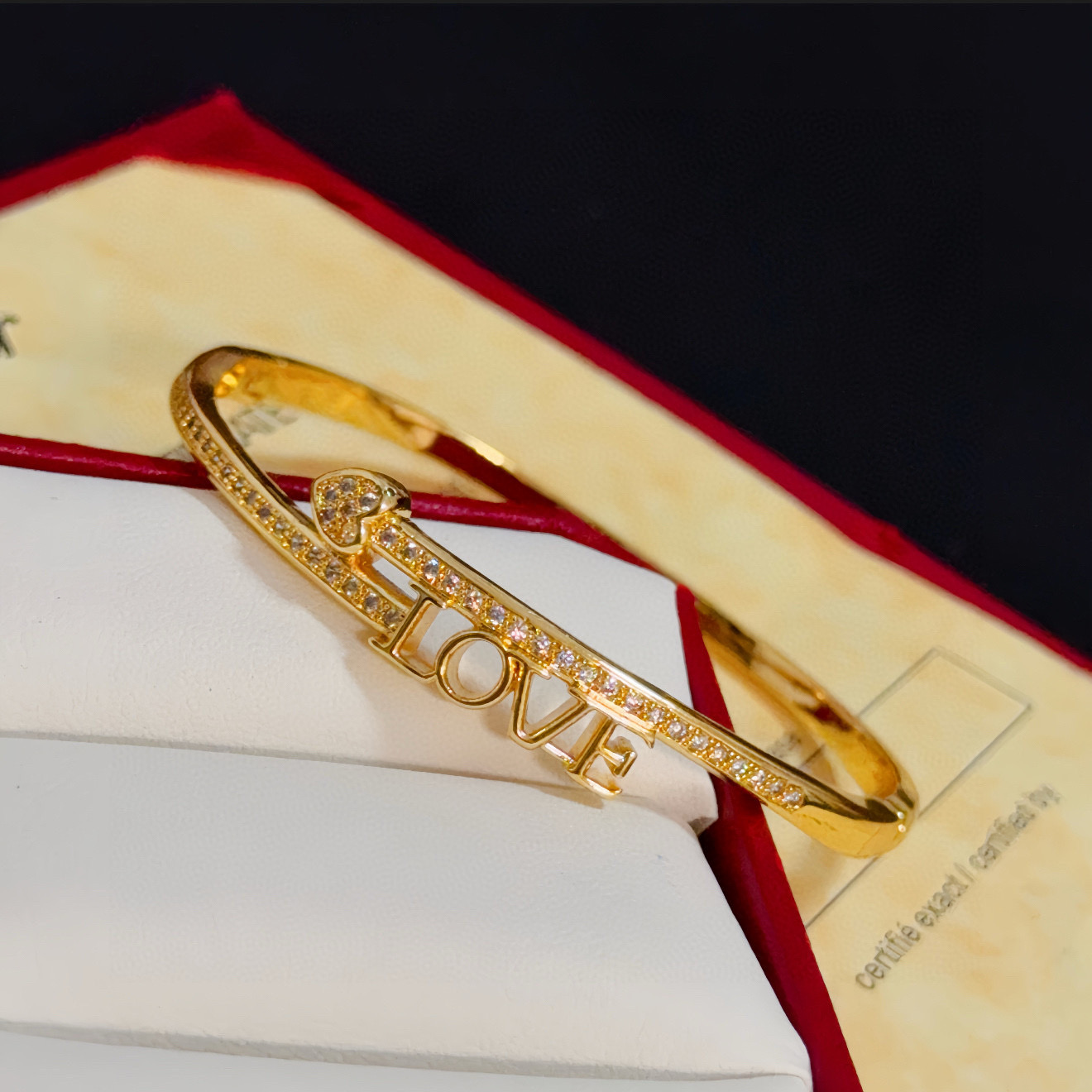 卡地亚镶钻手镯 高端定制版本 镶嵌钻工艺 V金材质 经典而时尚风格 用凌厉线条重构爱情美学！打破常规，镶