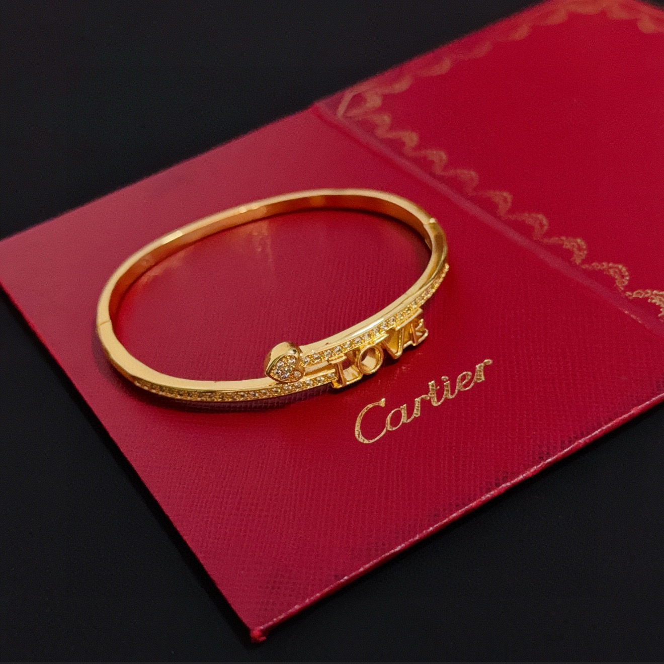 卡地亚镶钻手镯 高端定制版本 镶嵌钻工艺 V金材质 经典而时尚风格 用凌厉线条重构爱情美学！打破常规，镶