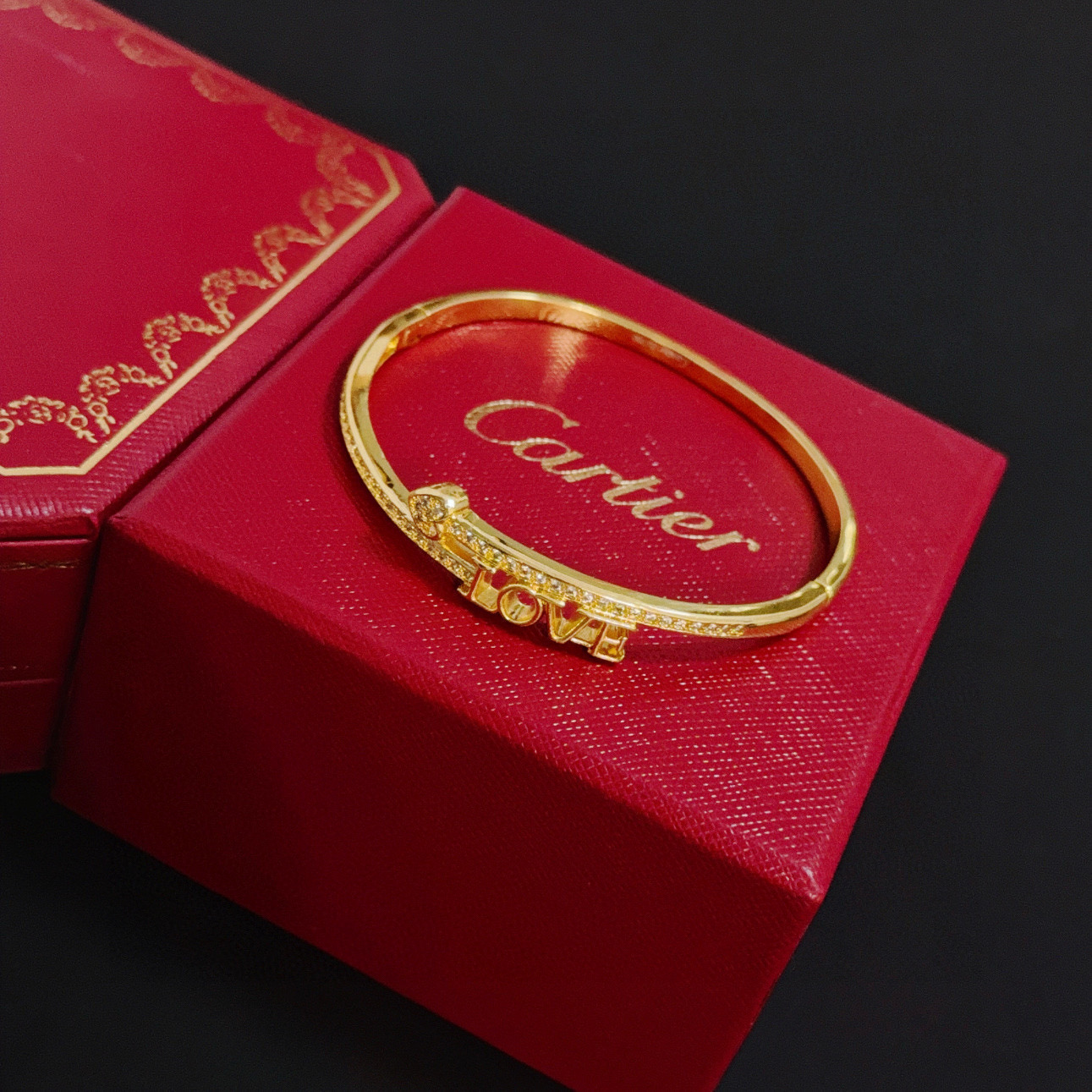 卡地亚镶钻手镯 高端定制版本 镶嵌钻工艺 V金材质 经典而时尚风格 用凌厉线条重构爱情美学！打破常规，镶