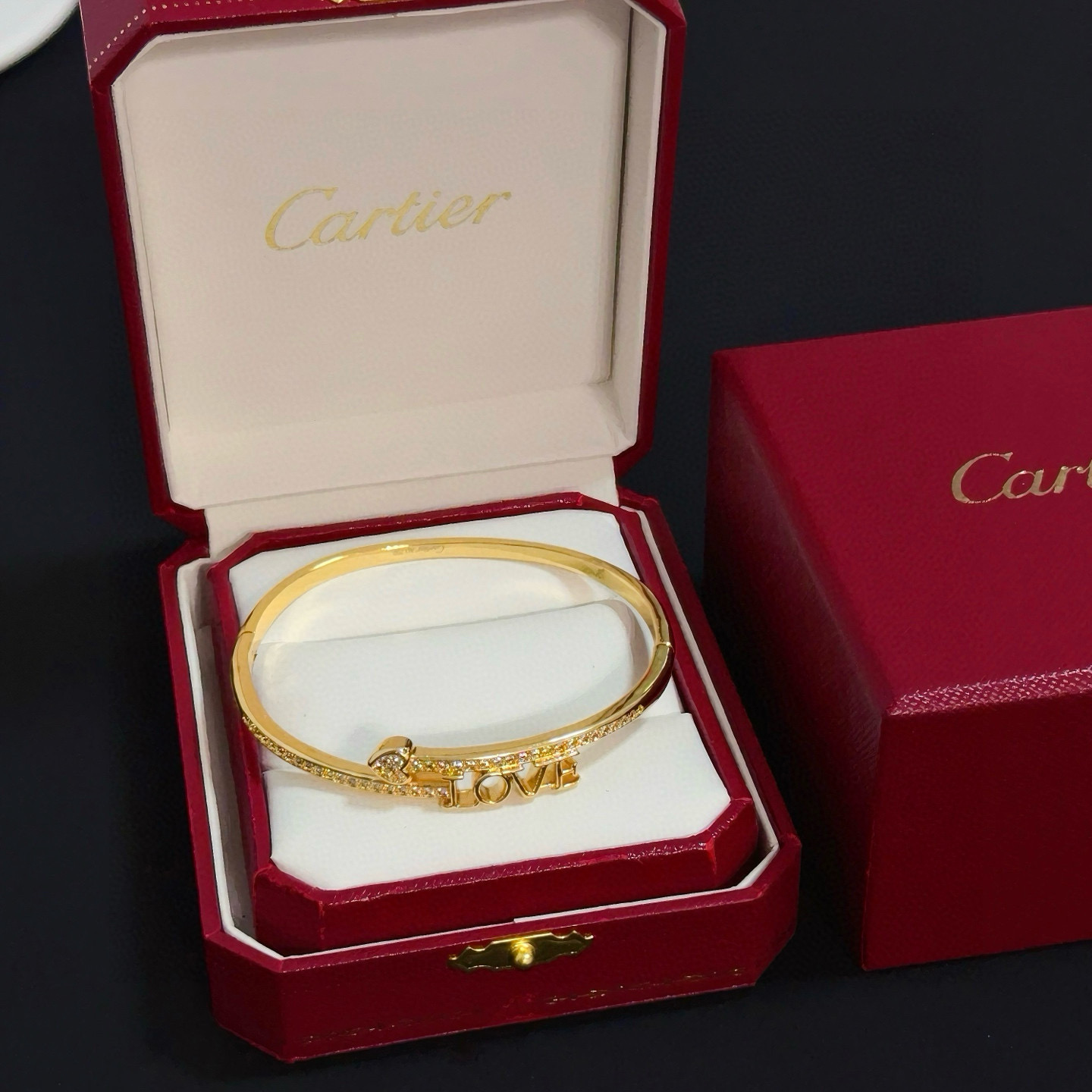 卡地亚镶钻手镯 高端定制版本 镶嵌钻工艺 V金材质 经典而时尚风格 用凌厉线条重构爱情美学！打破常规，镶