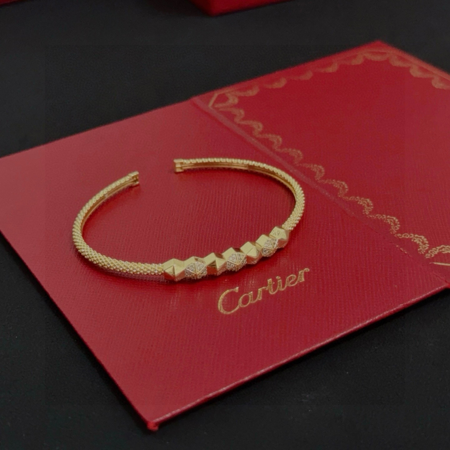 卡地亚镶钻手镯 高端定制版本 镶嵌钻工艺 V金材质 经典而时尚风格 用凌厉线条重构爱情美学！打破常规，镶
