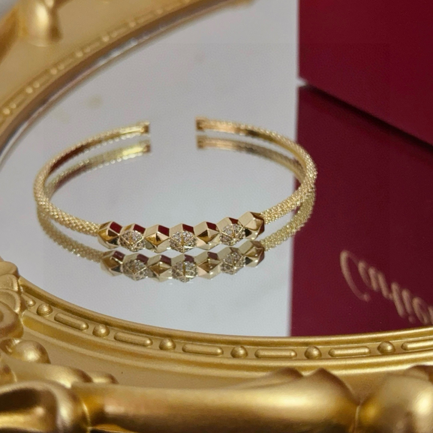 卡地亚镶钻手镯 高端定制版本 镶嵌钻工艺 V金材质 经典而时尚风格 用凌厉线条重构爱情美学！打破常规，镶