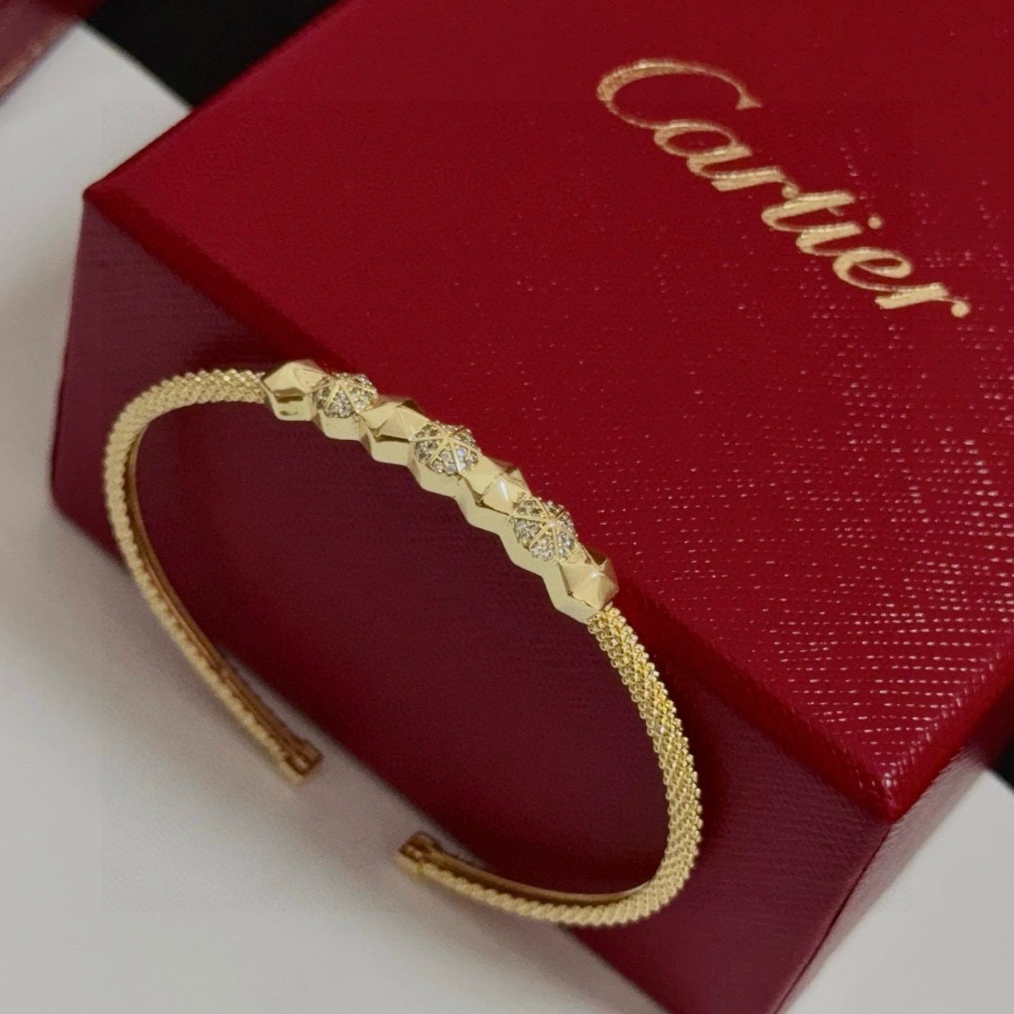 卡地亚镶钻手镯 高端定制版本 镶嵌钻工艺 V金材质 经典而时尚风格 用凌厉线条重构爱情美学！打破常规，镶