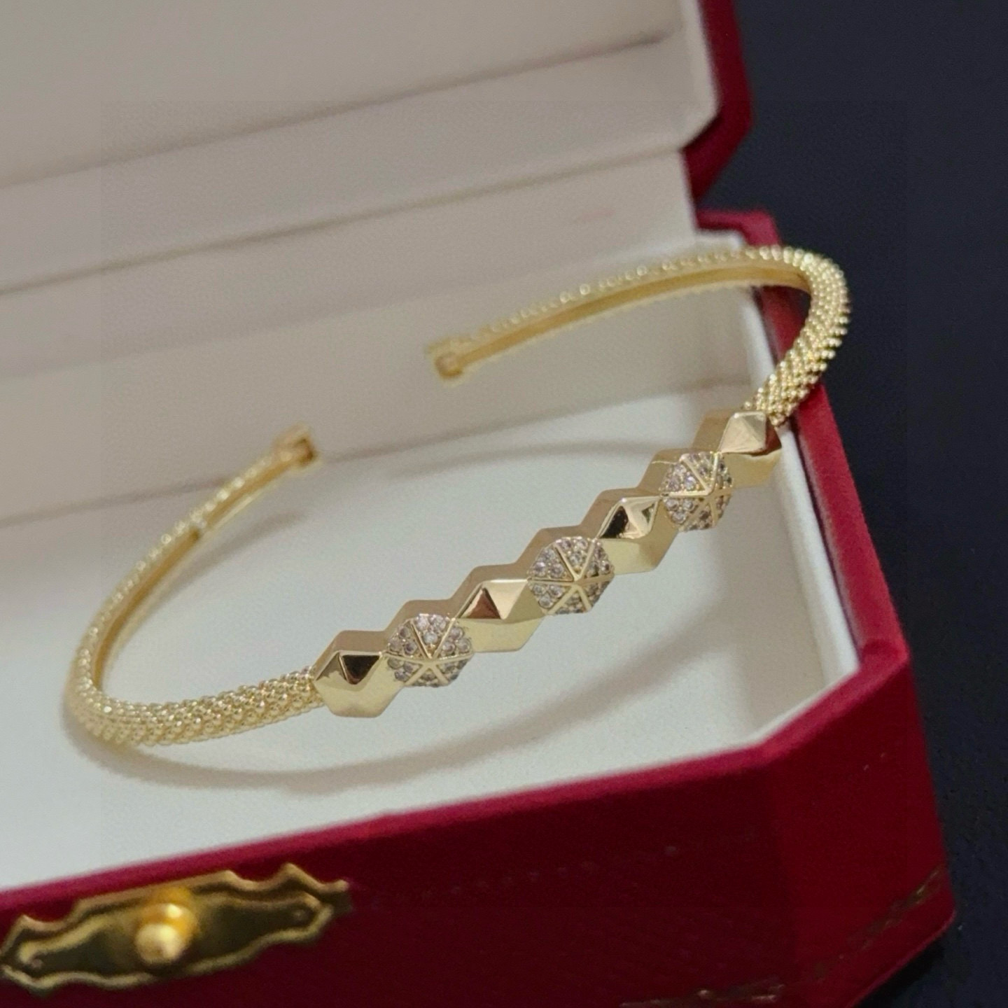 卡地亚镶钻手镯 高端定制版本 镶嵌钻工艺 V金材质 经典而时尚风格 用凌厉线条重构爱情美学！打破常规，镶