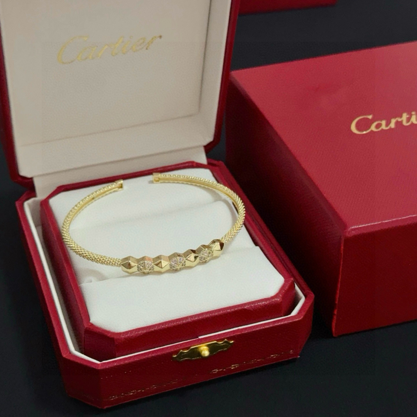 卡地亚镶钻手镯 高端定制版本 镶嵌钻工艺 V金材质 经典而时尚风格 用凌厉线条重构爱情美学！打破常规，镶
