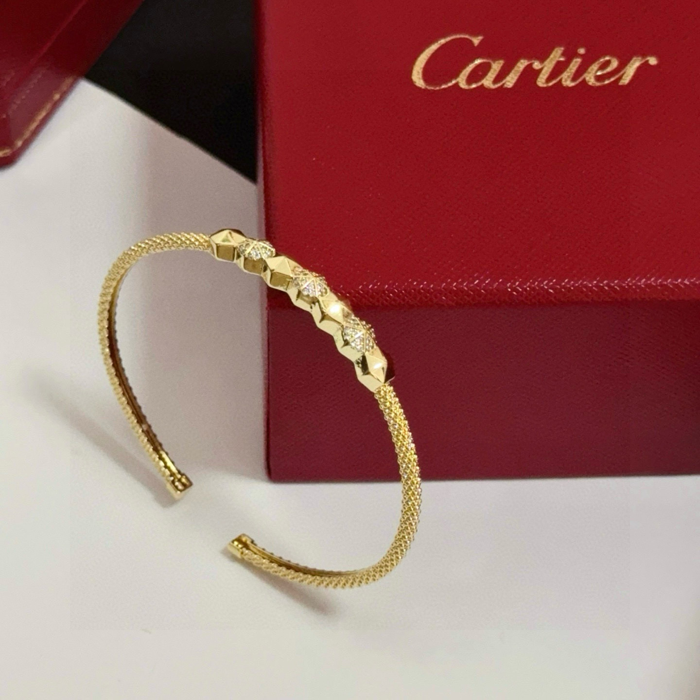卡地亚镶钻手镯 高端定制版本 镶嵌钻工艺 V金材质 经典而时尚风格 用凌厉线条重构爱情美学！打破常规，镶