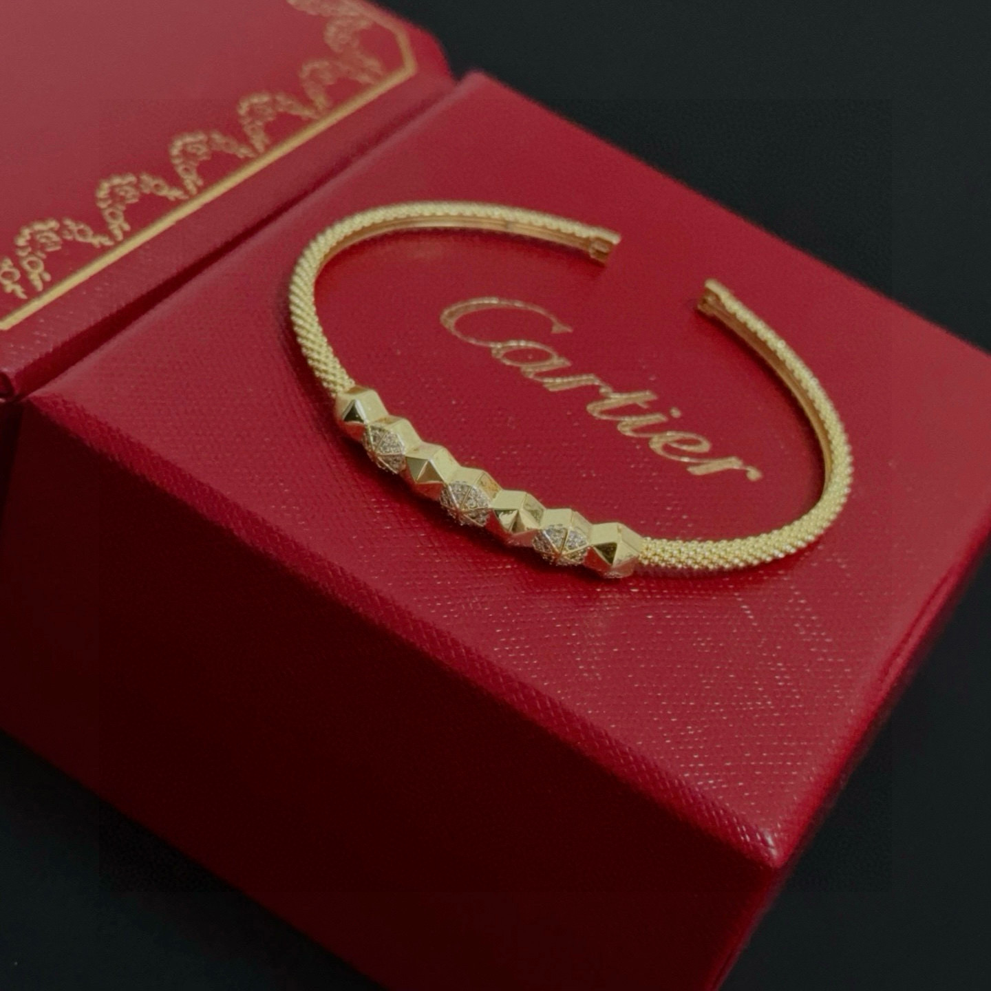 卡地亚镶钻手镯 高端定制版本 镶嵌钻工艺 V金材质 经典而时尚风格 用凌厉线条重构爱情美学！打破常规，镶