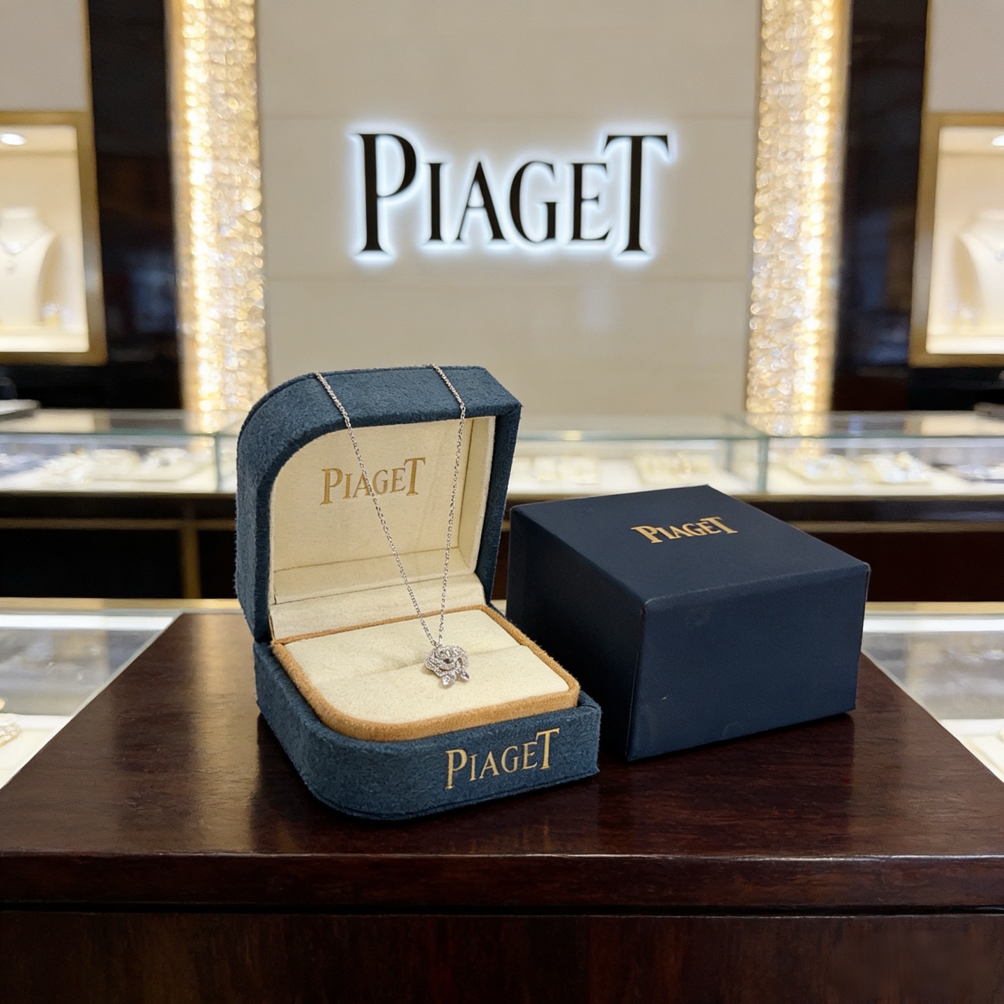 Piaget伯爵项链 高端定制版本 镶嵌钻工艺 ，V金材质 ，细节处尽显奢华。金属质感与纹理相互映衬，光