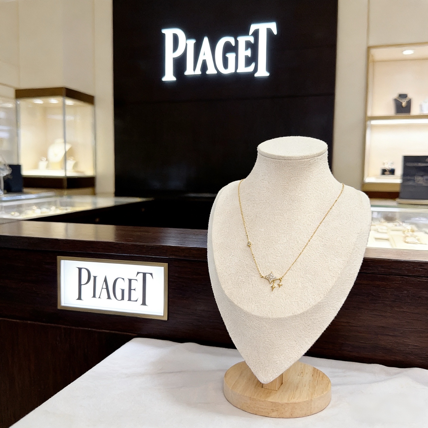 Piaget伯爵项链 高端定制版本 镶嵌钻工艺 ，V金材质 ，细节处尽显奢华。金属质感与纹理相互映衬，光