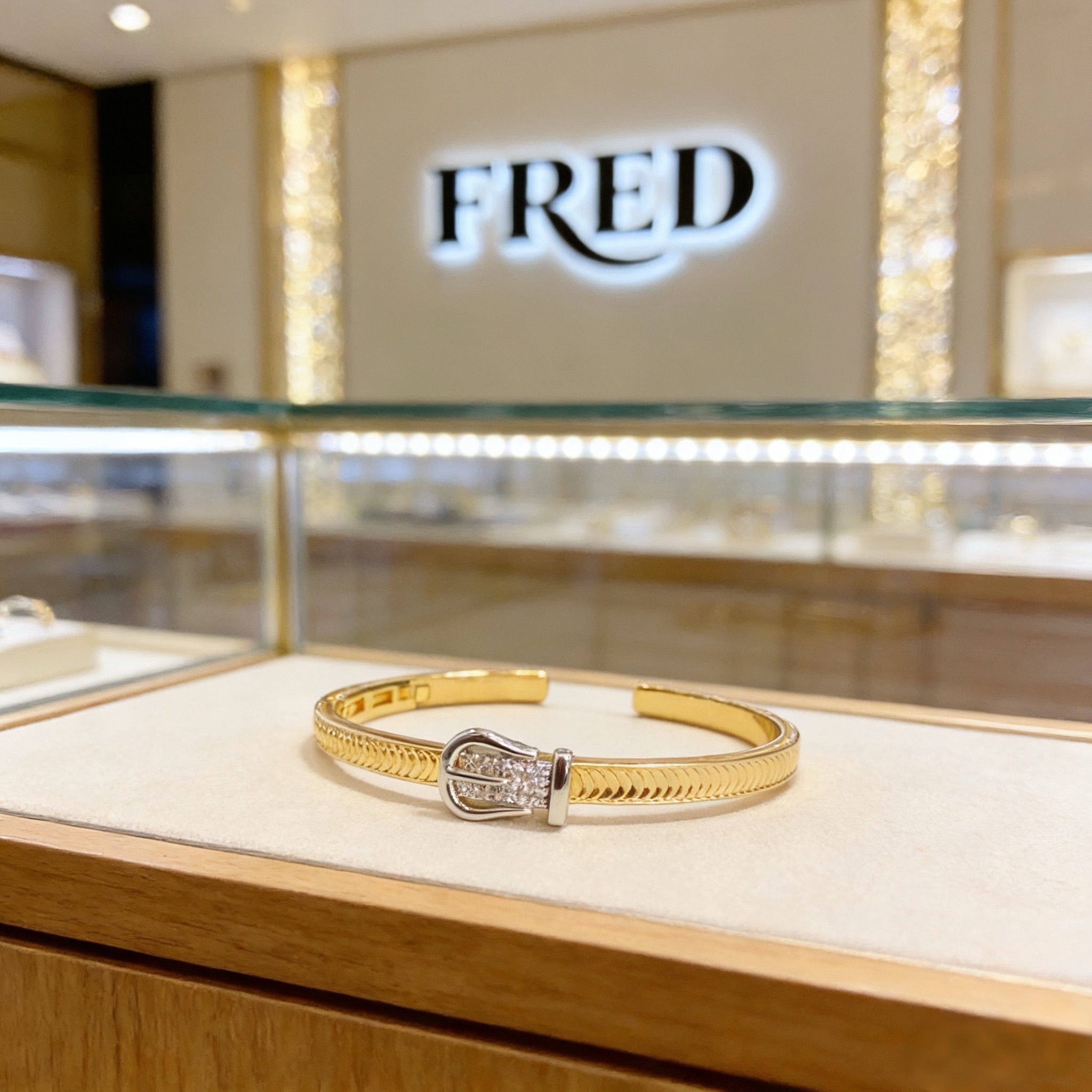 ❤火爆🎉 𝗙𝗥𝗘𝗗 费雷德满钻马蹄扣手镯 经典百搭，网红达人 时尚一族备必‬单品，时尚精致，1：1对版定
