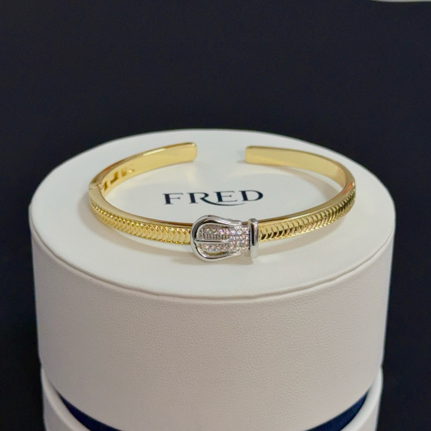❤火爆🎉 𝗙𝗥𝗘𝗗 费雷德满钻马蹄扣手镯 经典百搭，网红达人 时尚一族备必‬单品，时尚精致，1：1对版定