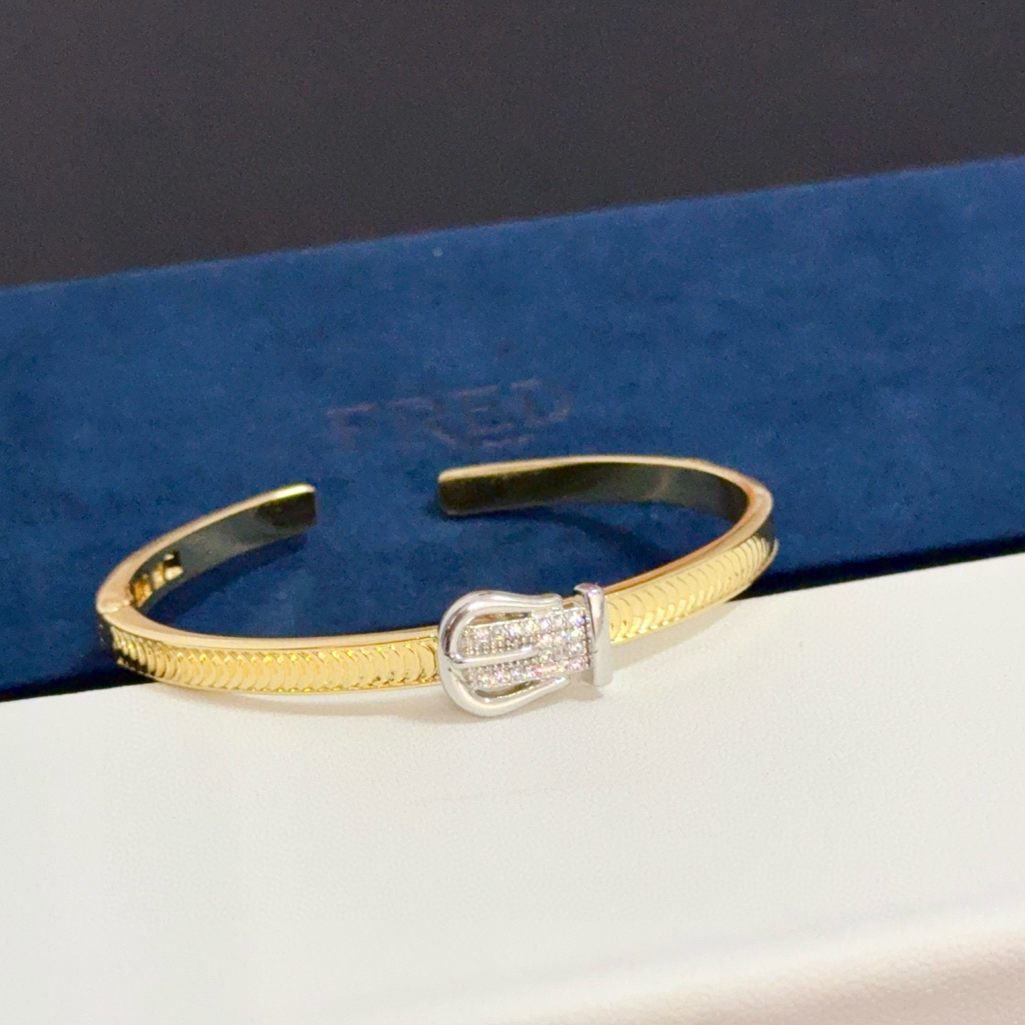 ❤火爆🎉 𝗙𝗥𝗘𝗗 费雷德满钻马蹄扣手镯 经典百搭，网红达人 时尚一族备必‬单品，时尚精致，1：1对版定