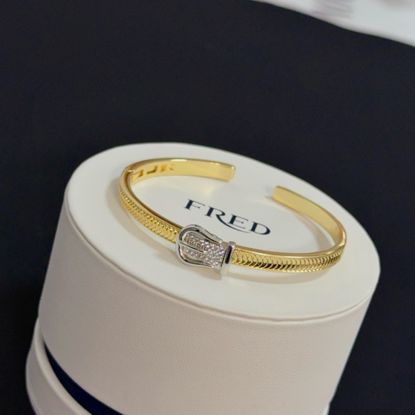 ❤火爆🎉 𝗙𝗥𝗘𝗗 费雷德满钻马蹄扣手镯 经典百搭，网红达人 时尚一族备必‬单品，时尚精致，1：1对版定