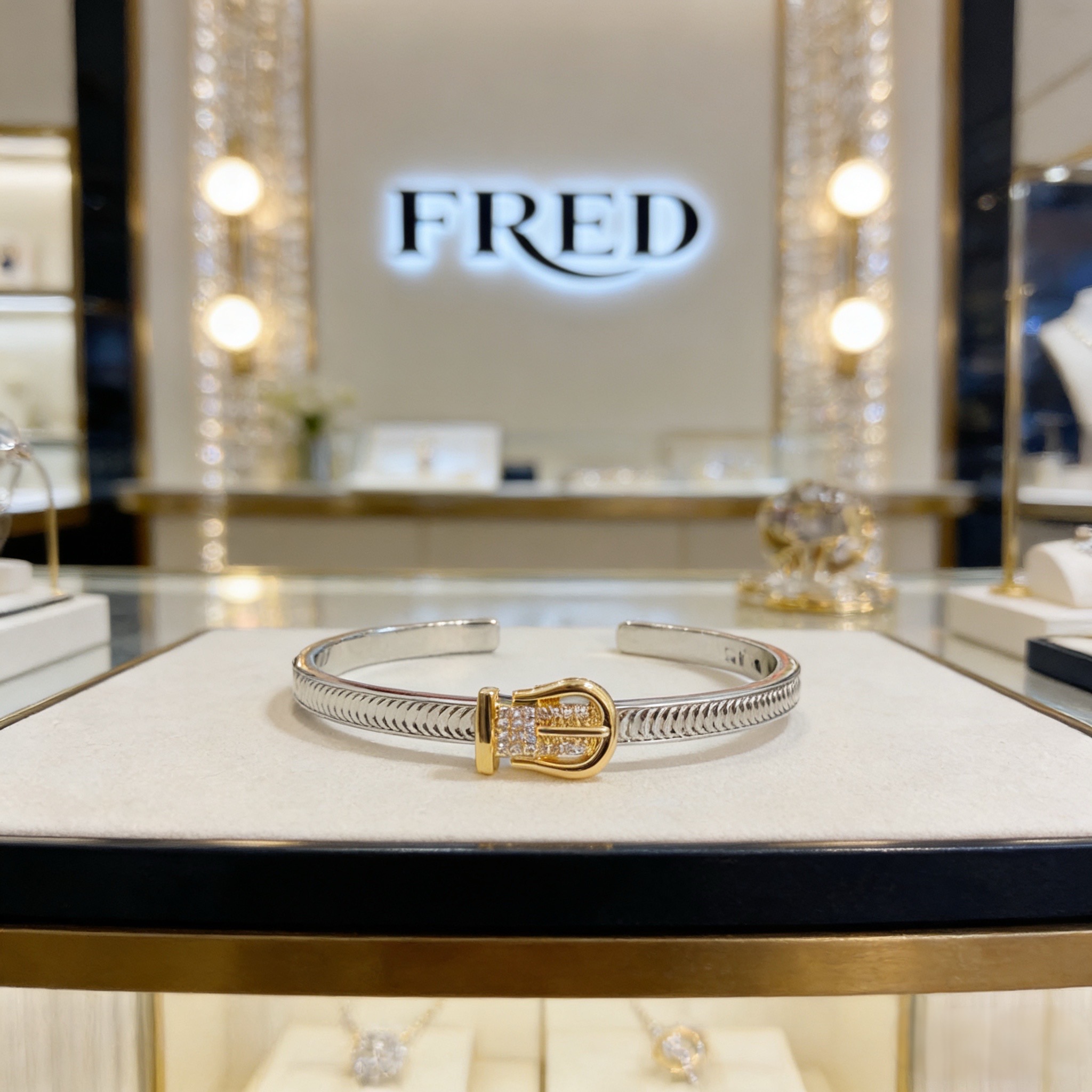❤火爆🎉 𝗙𝗥𝗘𝗗 费雷德满钻马蹄扣手镯 经典百搭，网红达人 时尚一族备必‬单品，时尚精致，1：1对版定