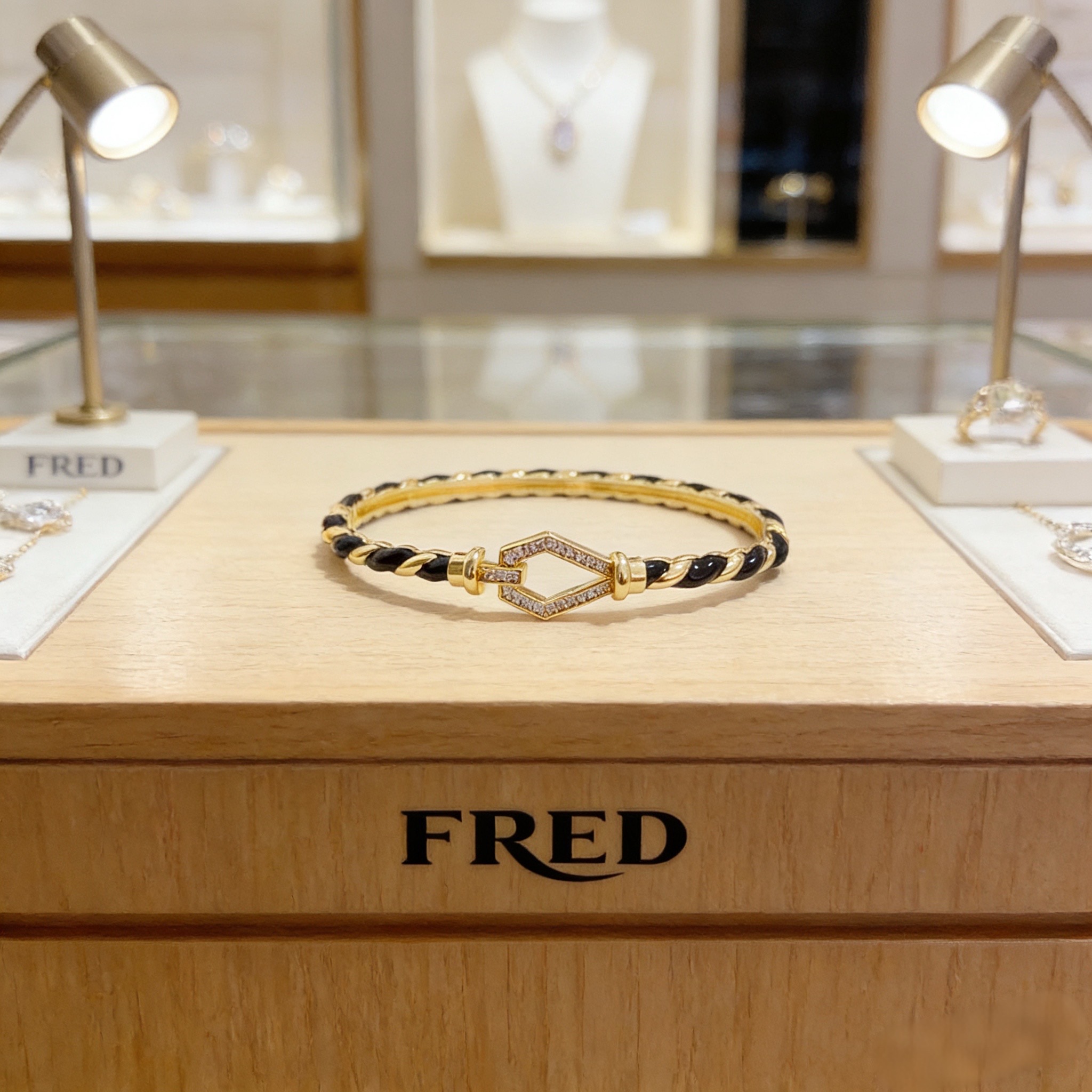 Fred 火爆 𝗙𝗥𝗘𝗗 费雷德满钻马蹄扣手镯 百搭 达人 一族备必‬单品 1：1对版定制