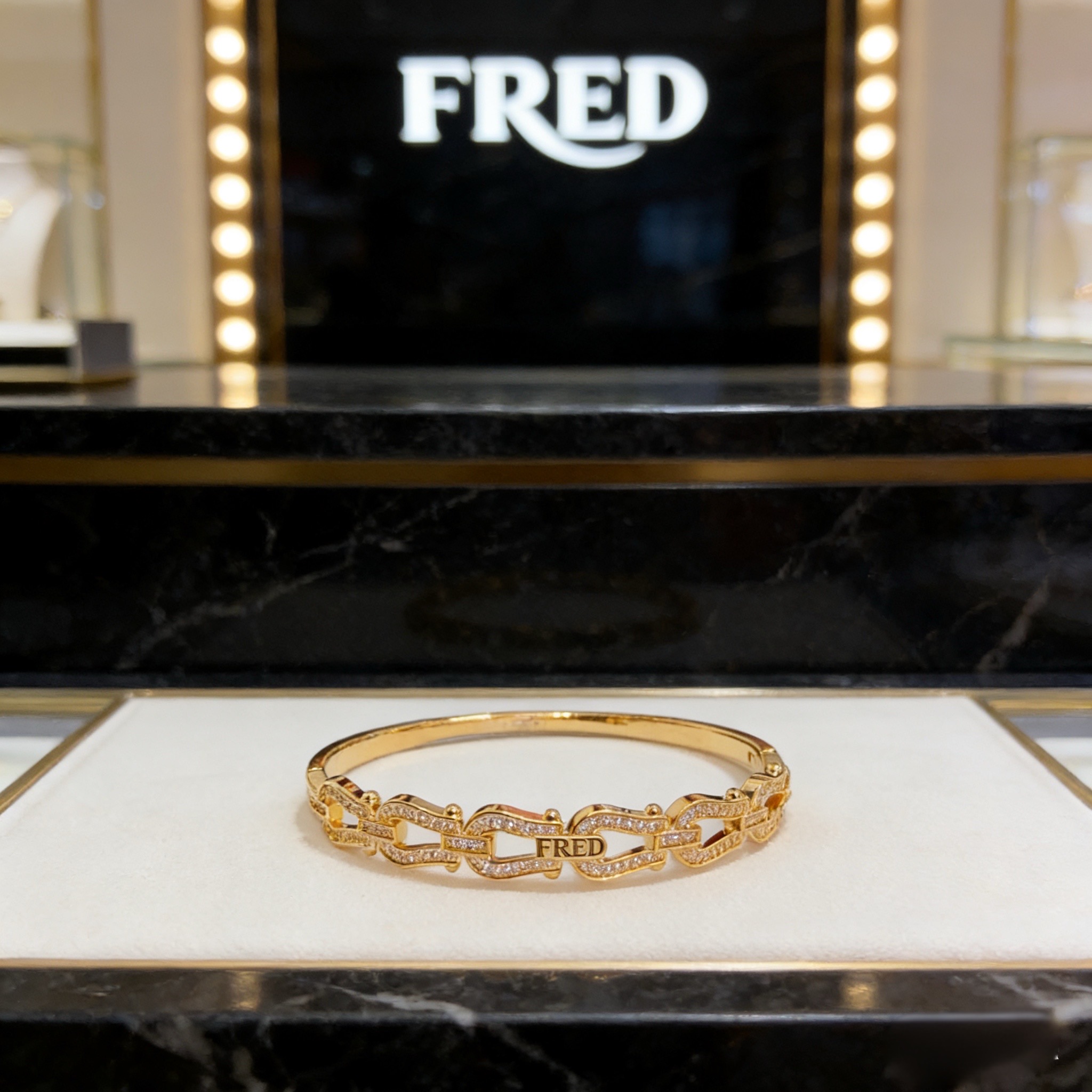 ❤火爆🎉 𝗙𝗥𝗘𝗗 费雷德满钻马蹄扣手镯 经典百搭，网红达人 时尚一族备必‬单品，时尚精致，1：1对版定