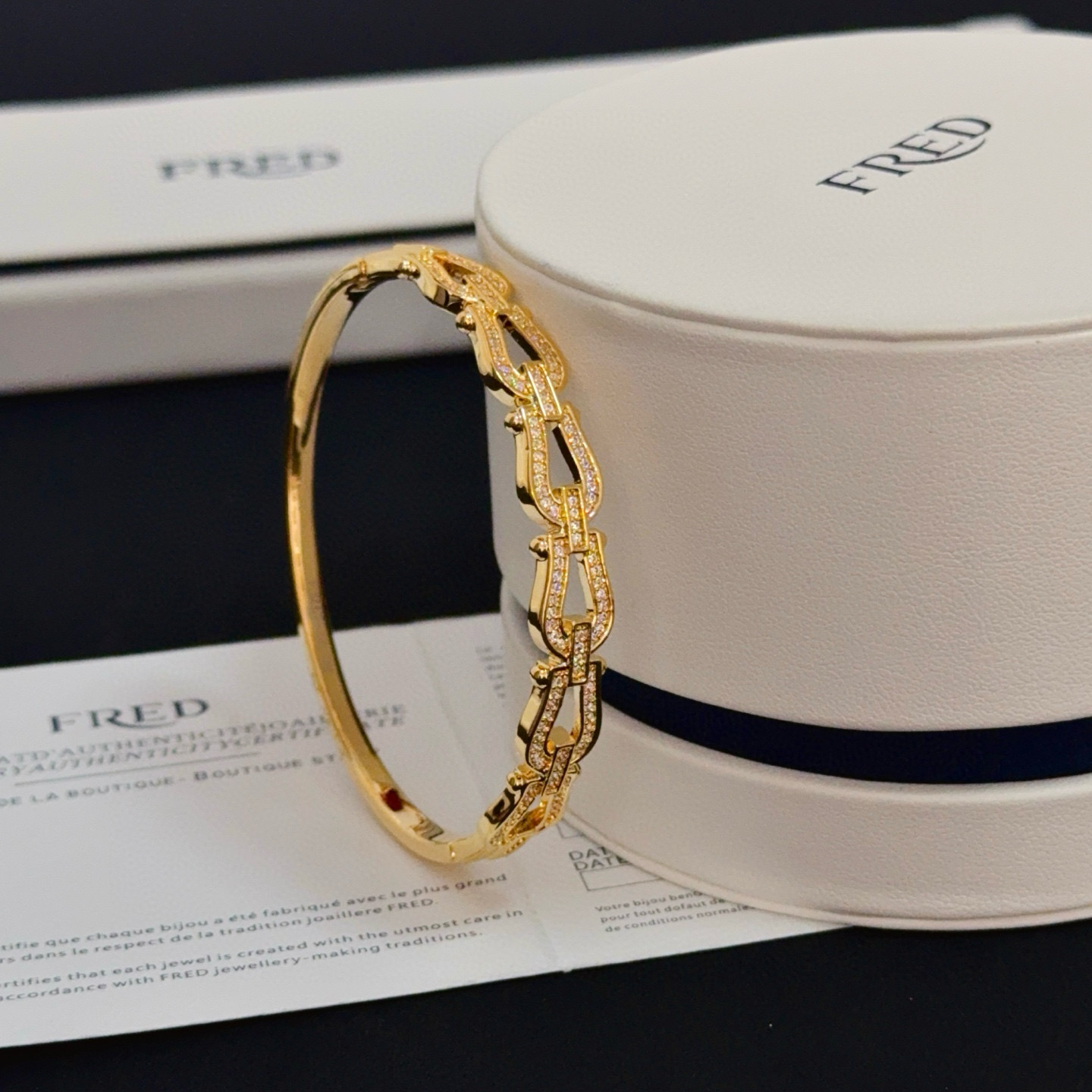 ❤火爆🎉 𝗙𝗥𝗘𝗗 费雷德满钻马蹄扣手镯 经典百搭，网红达人 时尚一族备必‬单品，时尚精致，1：1对版定