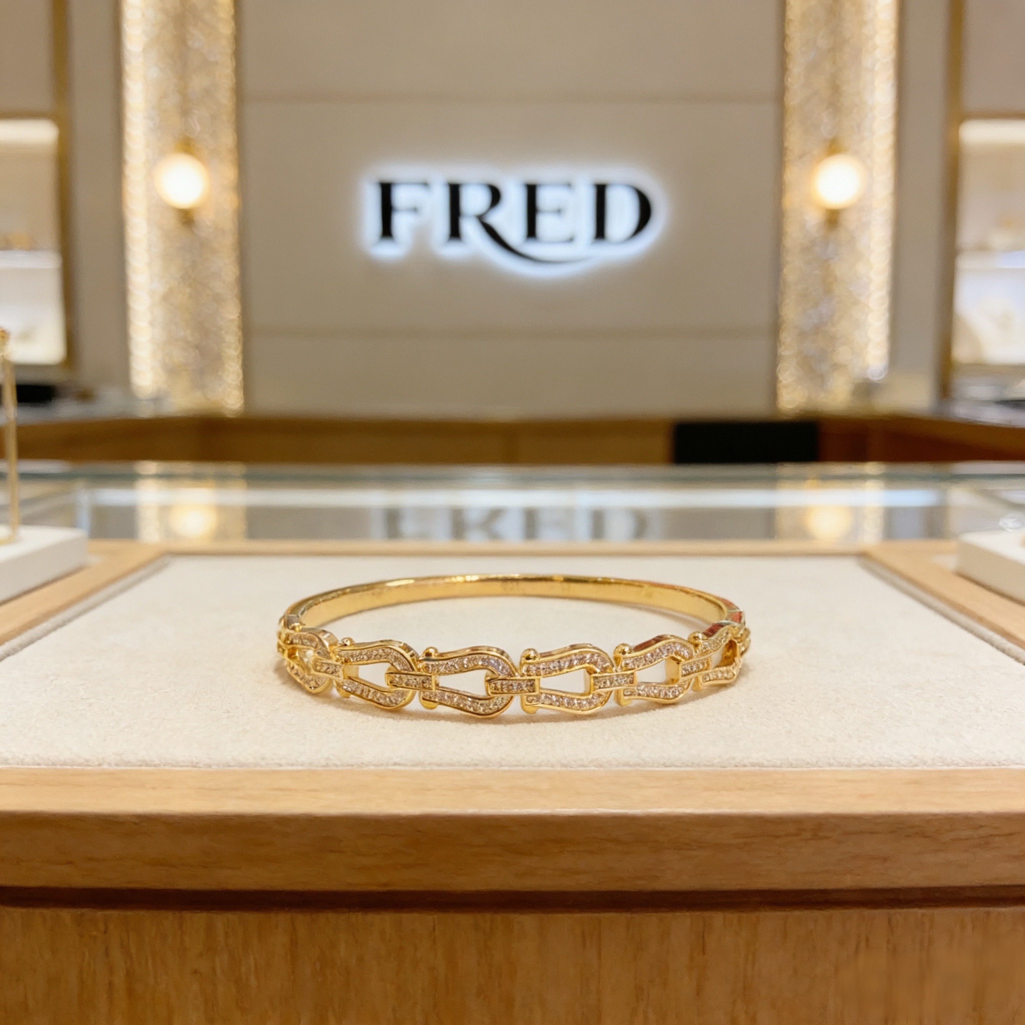 ❤火爆🎉 𝗙𝗥𝗘𝗗 费雷德满钻马蹄扣手镯 经典百搭，网红达人 时尚一族备必‬单品，时尚精致，1：1对版定