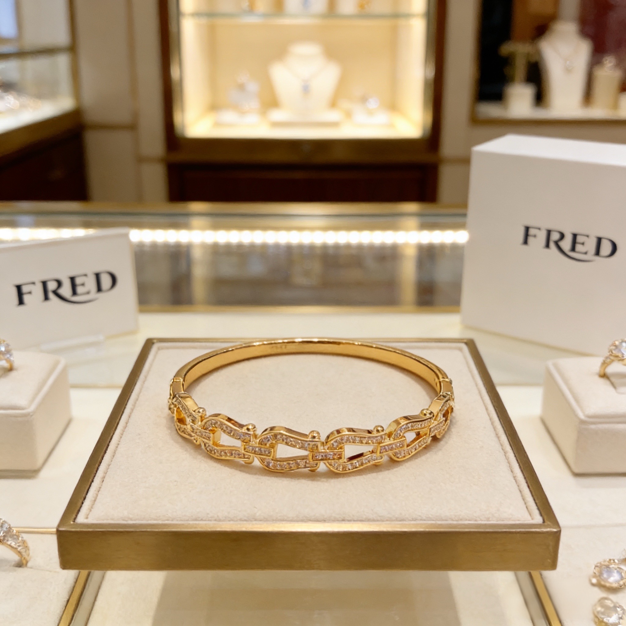 ❤火爆🎉 𝗙𝗥𝗘𝗗 费雷德满钻马蹄扣手镯 经典百搭，网红达人 时尚一族备必‬单品，时尚精致，1：1对版定