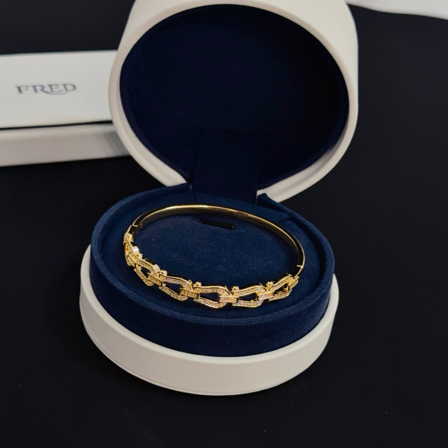 ❤火爆🎉 𝗙𝗥𝗘𝗗 费雷德满钻马蹄扣手镯 经典百搭，网红达人 时尚一族备必‬单品，时尚精致，1：1对版定