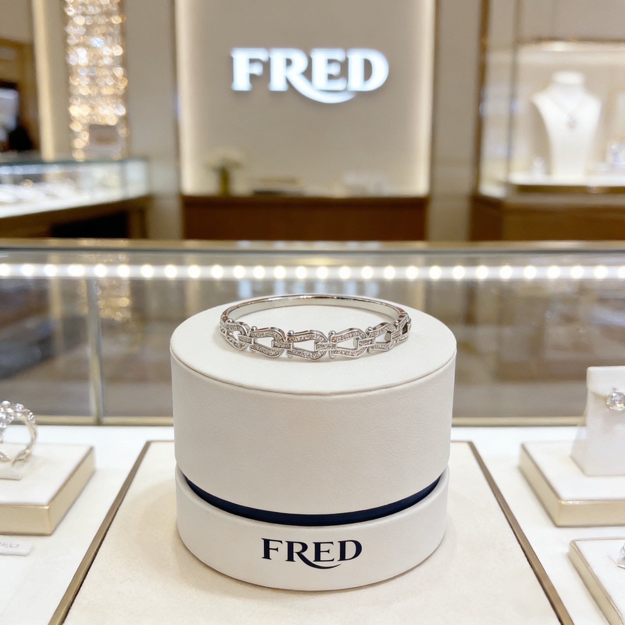 ❤火爆🎉 𝗙𝗥𝗘𝗗 费雷德满钻马蹄扣手镯 经典百搭，网红达人 时尚一族备必‬单品，时尚精致，1：1对版定