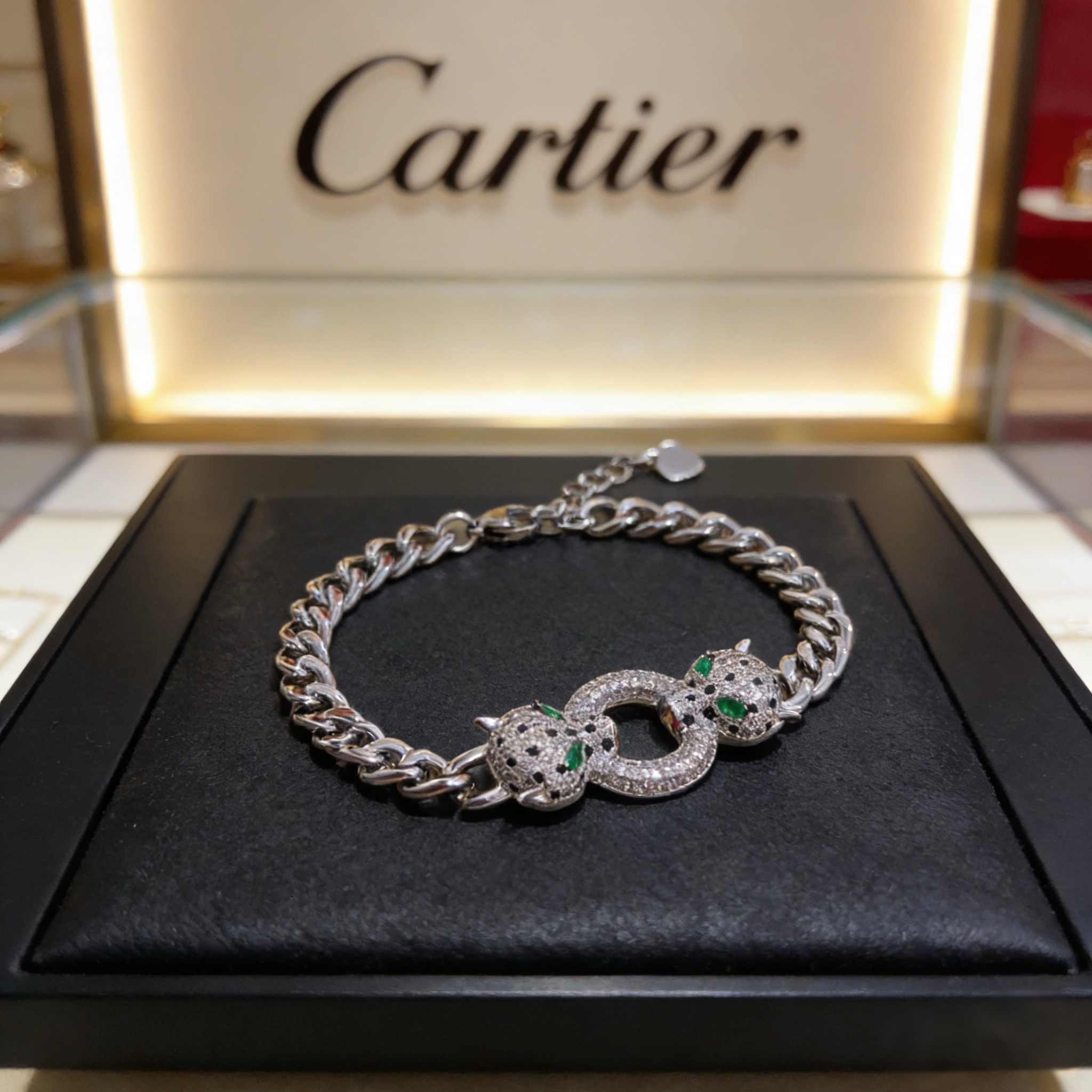 卡地亚镶钻猎豹手链 高端定制版本 镶嵌钻工艺 V金材质 经典而时尚风格 用凌厉线条重构爱情美学！打破常规