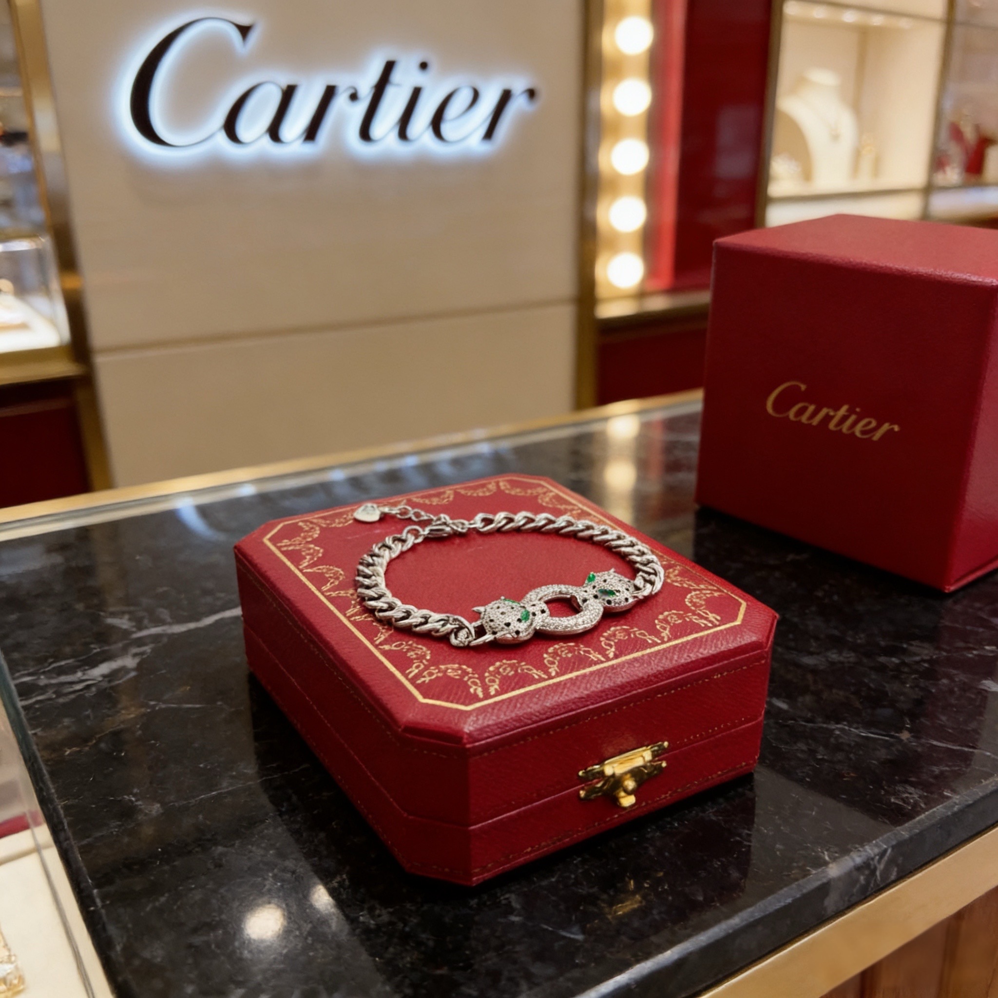 卡地亚镶钻猎豹手链 高端定制版本 镶嵌钻工艺 V金材质 经典而时尚风格 用凌厉线条重构爱情美学！打破常规