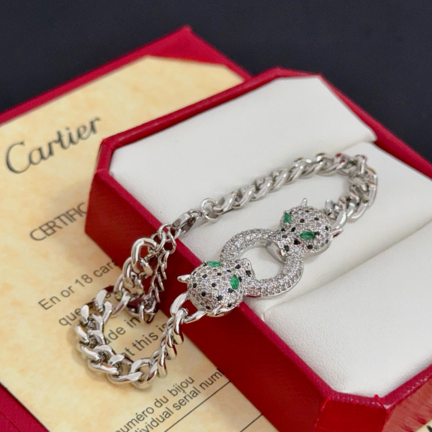 卡地亚镶钻猎豹手链 高端定制版本 镶嵌钻工艺 V金材质 经典而时尚风格 用凌厉线条重构爱情美学！打破常规