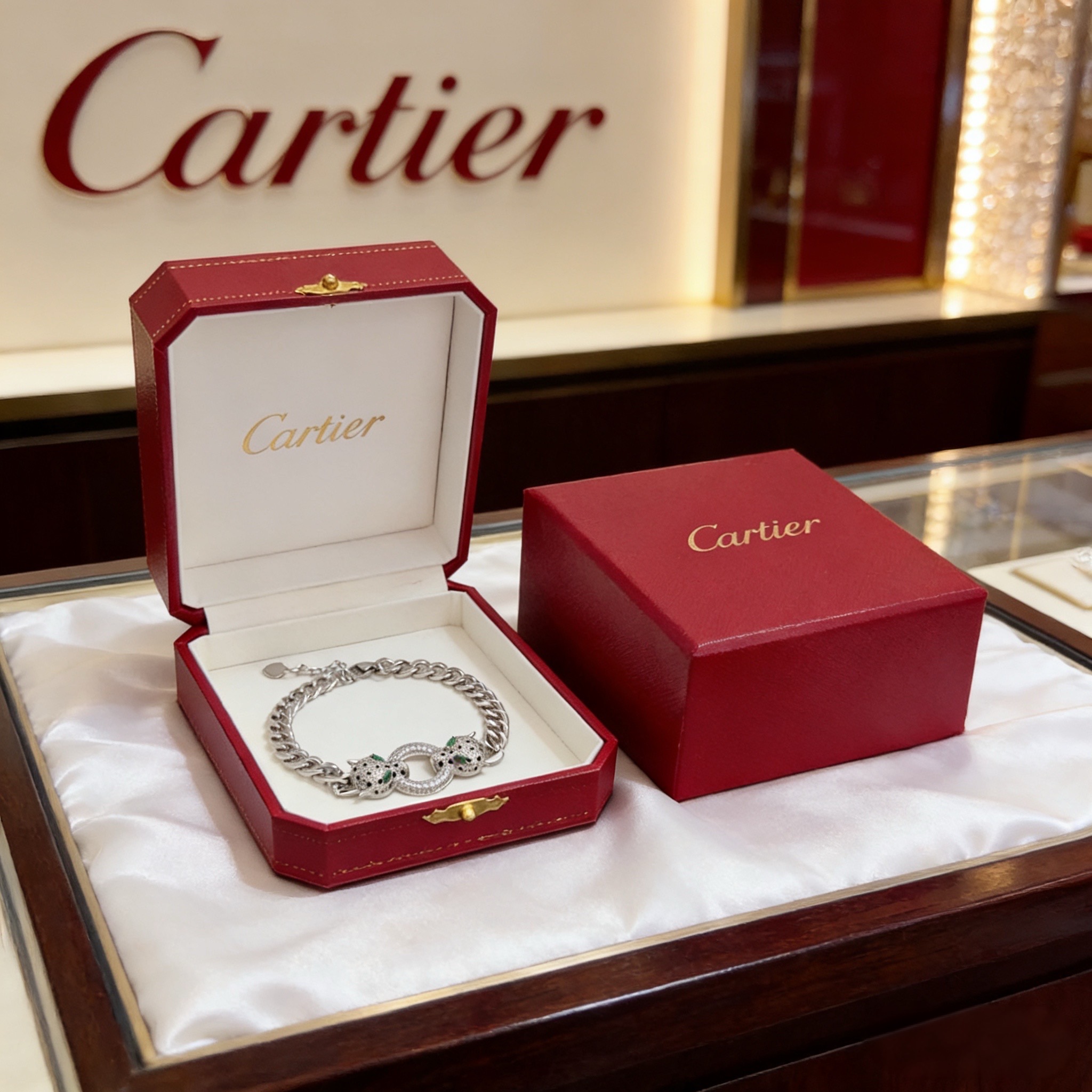 卡地亚镶钻猎豹手链 高端定制版本 镶嵌钻工艺 V金材质 经典而时尚风格 用凌厉线条重构爱情美学！打破常规