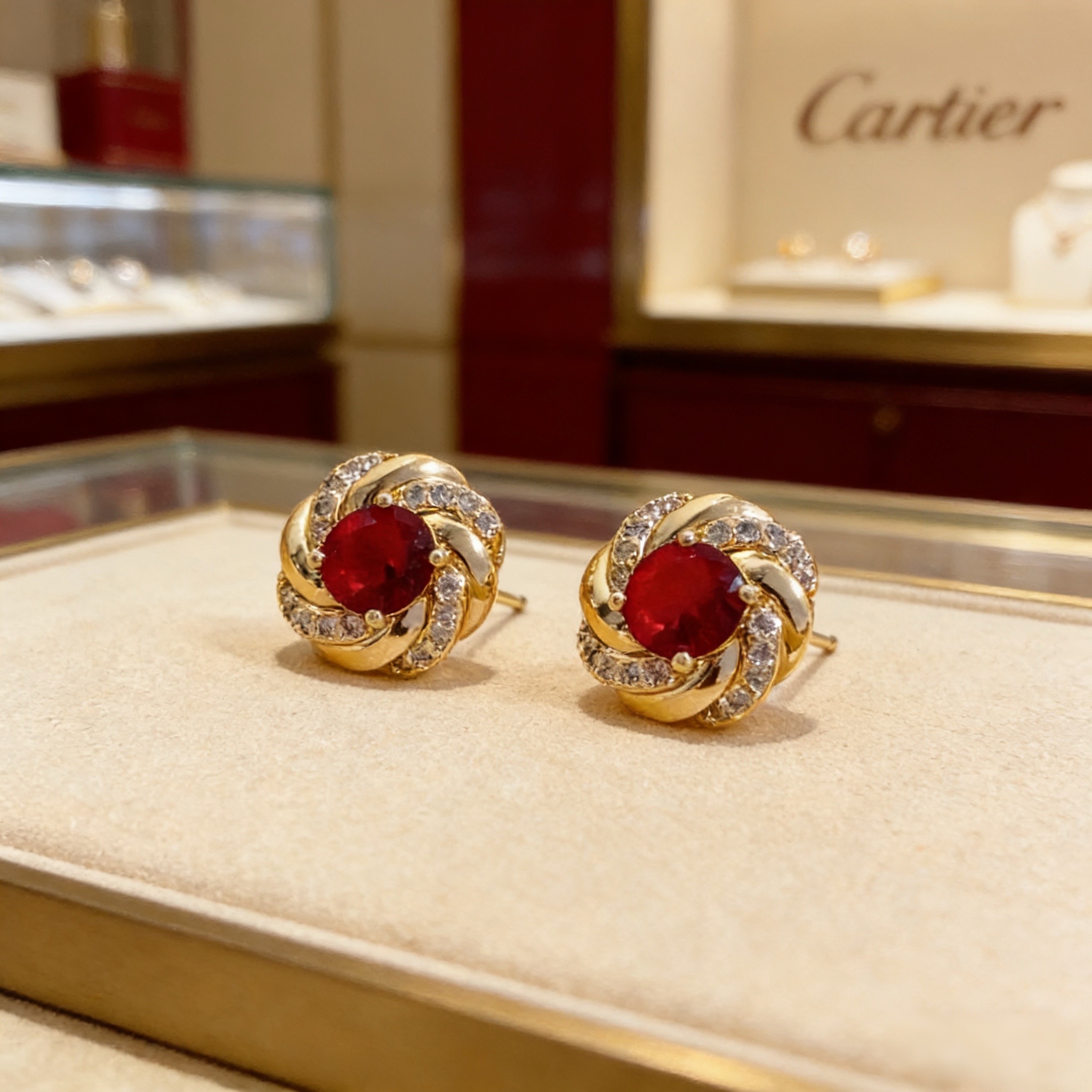 Cartier 卡地亚镶钻耳钉 高端定制版本 镶嵌钻工艺 V金材质 而 风格 用凌厉线条重构爱情美学 打破常规