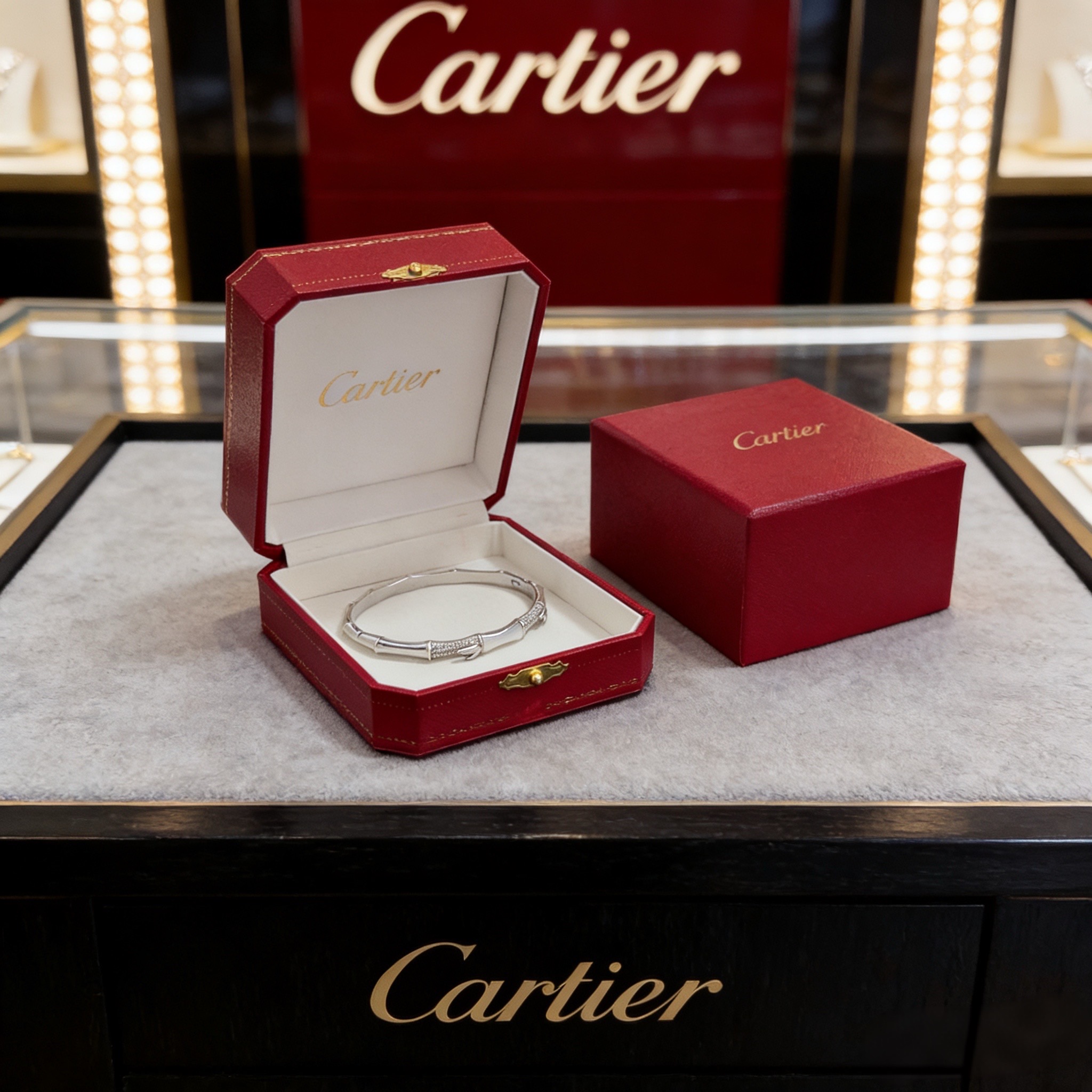 卡地亚镶钻手镯 高端定制版本 镶嵌钻工艺 V金材质 经典而时尚风格 用凌厉线条重构爱情美学！打破常规，镶