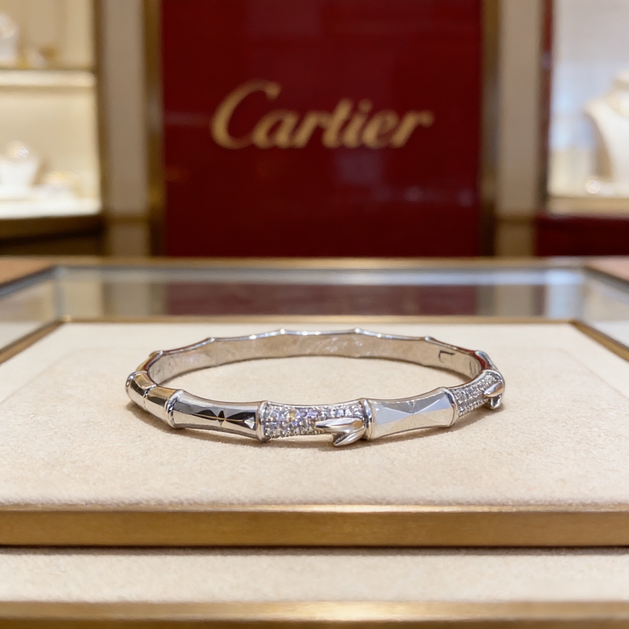 卡地亚镶钻手镯 高端定制版本 镶嵌钻工艺 V金材质 经典而时尚风格 用凌厉线条重构爱情美学！打破常规，镶