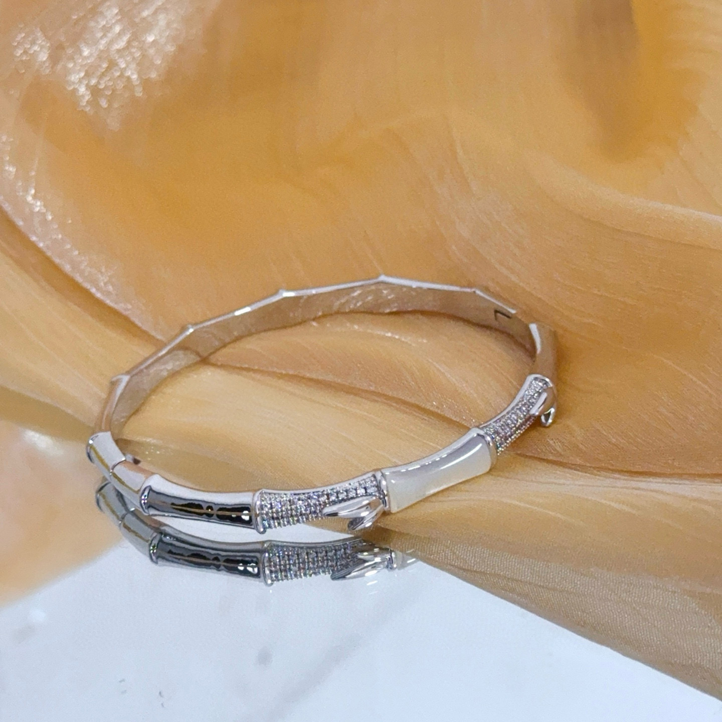 卡地亚镶钻手镯 高端定制版本 镶嵌钻工艺 V金材质 经典而时尚风格 用凌厉线条重构爱情美学！打破常规，镶