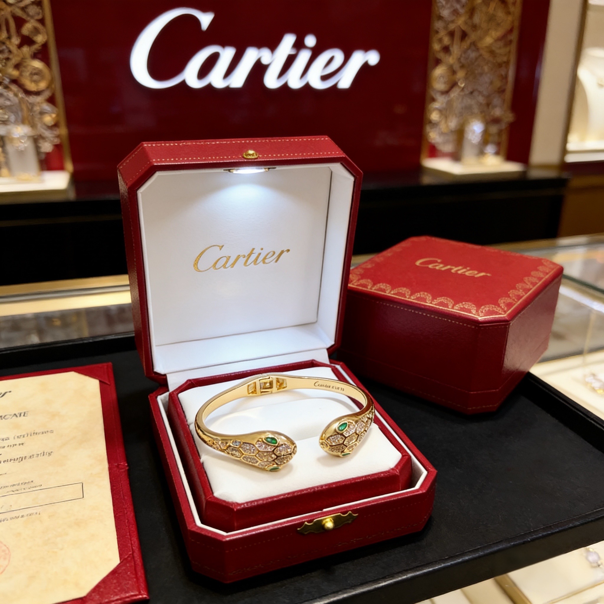 卡地亚镶钻手镯 高端定制版本 镶嵌钻工艺 V金材质 经典而时尚风格 用凌厉线条重构爱情美学！打破常规，镶