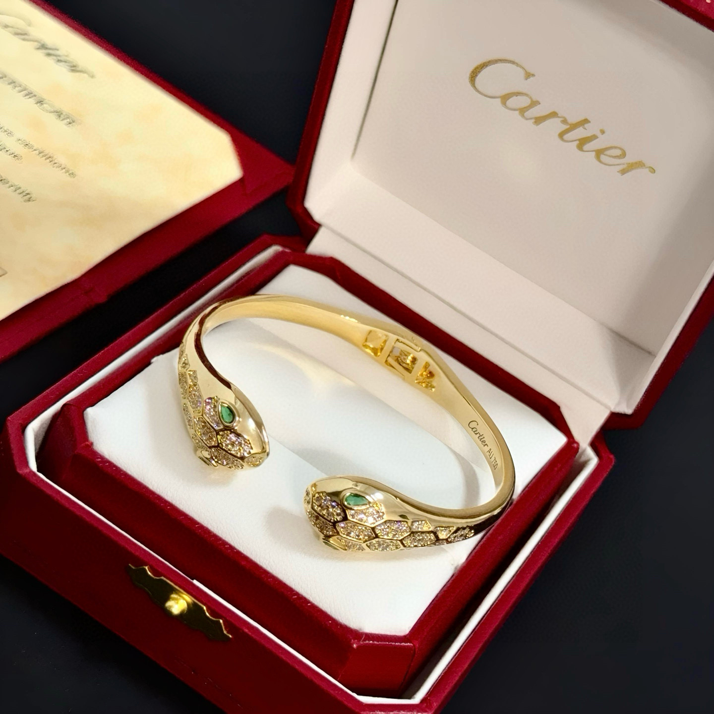 卡地亚镶钻手镯 高端定制版本 镶嵌钻工艺 V金材质 经典而时尚风格 用凌厉线条重构爱情美学！打破常规，镶