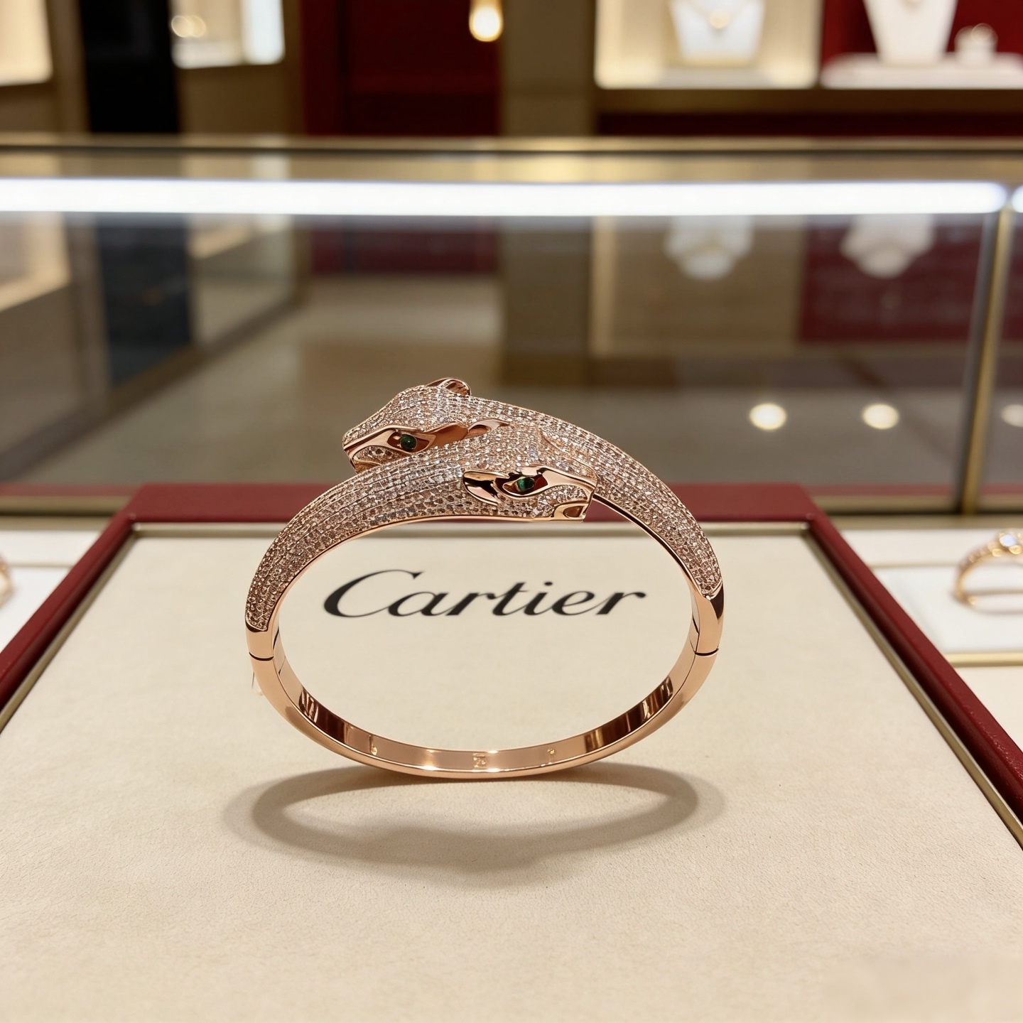 卡地亚镶钻豹子手镯 高端定制版本 镶嵌钻工艺 V金材质 经典而时尚风格 用凌厉线条重构爱情美学！打破常规