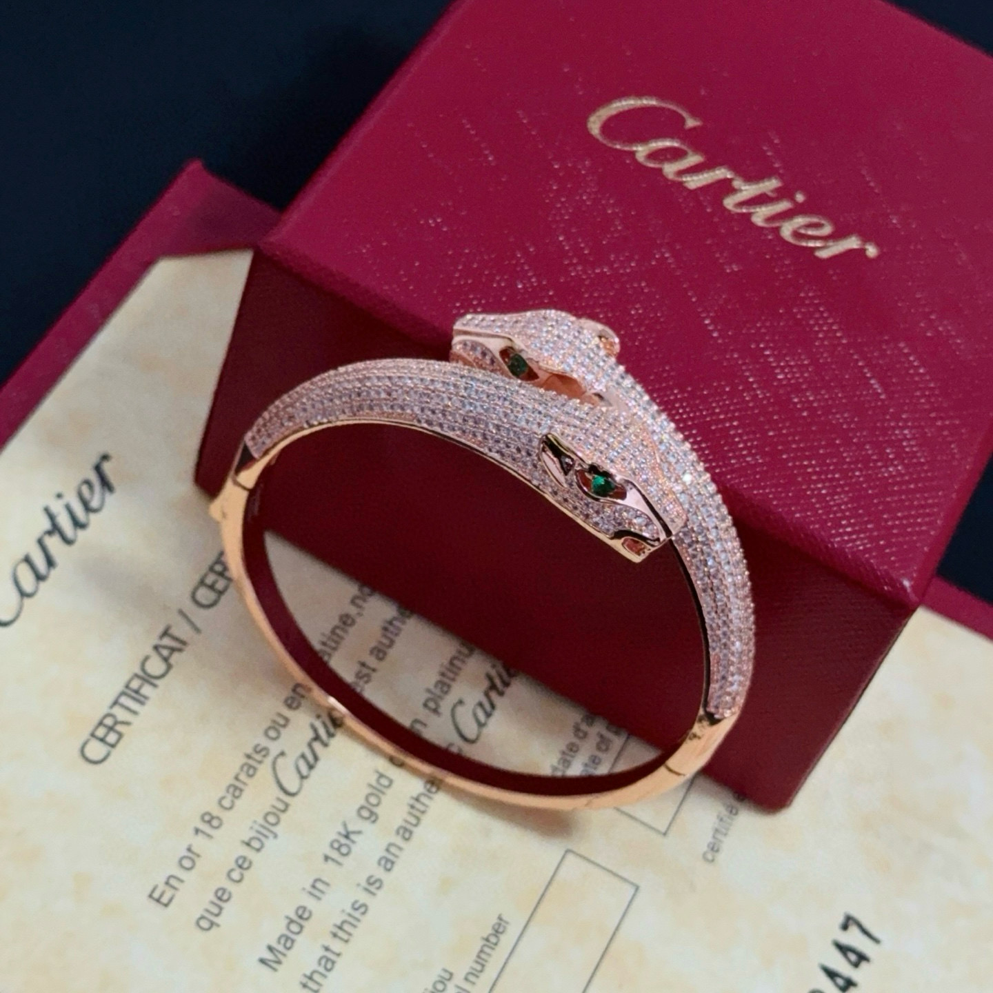 卡地亚镶钻豹子手镯 高端定制版本 镶嵌钻工艺 V金材质 经典而时尚风格 用凌厉线条重构爱情美学！打破常规