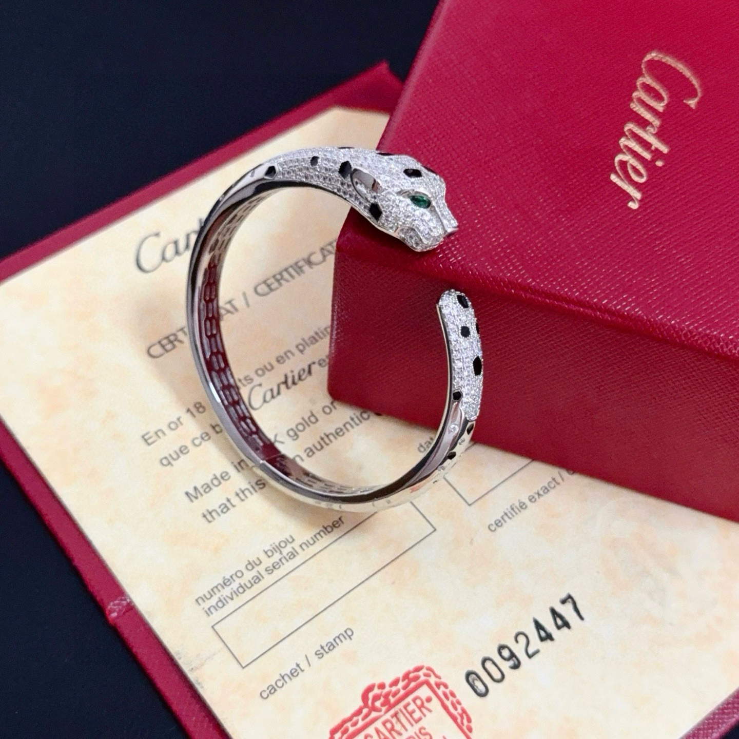 卡地亚镶钻豹子手镯 高端定制版本 镶嵌钻工艺 V金材质 经典而时尚风格 用凌厉线条重构爱情美学！打破常规