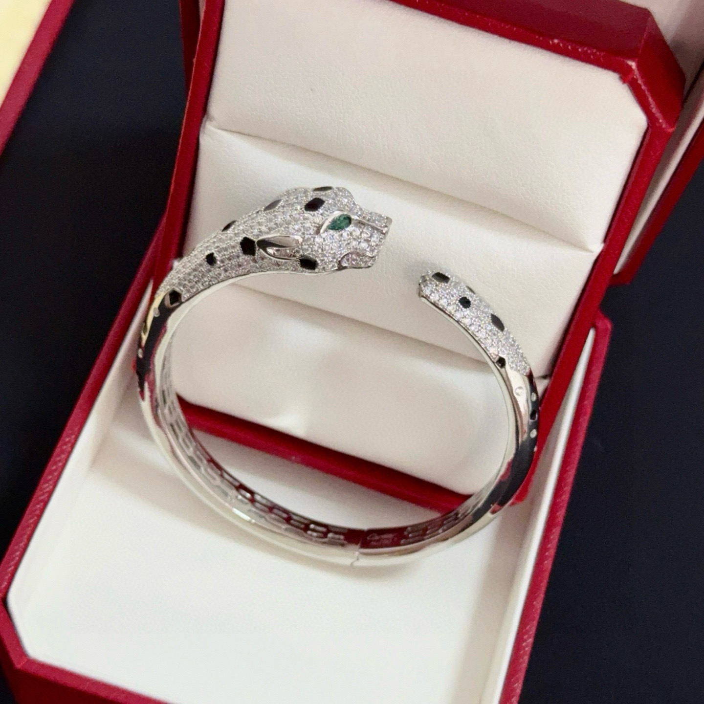 卡地亚镶钻豹子手镯 高端定制版本 镶嵌钻工艺 V金材质 经典而时尚风格 用凌厉线条重构爱情美学！打破常规