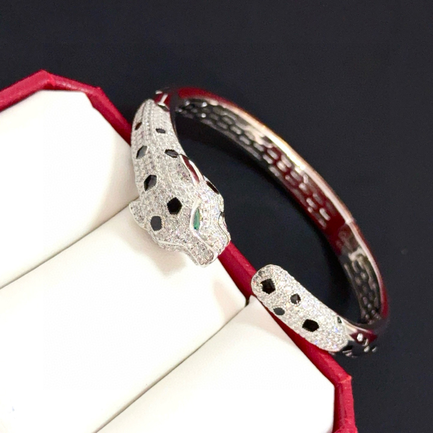 卡地亚镶钻豹子手镯 高端定制版本 镶嵌钻工艺 V金材质 经典而时尚风格 用凌厉线条重构爱情美学！打破常规