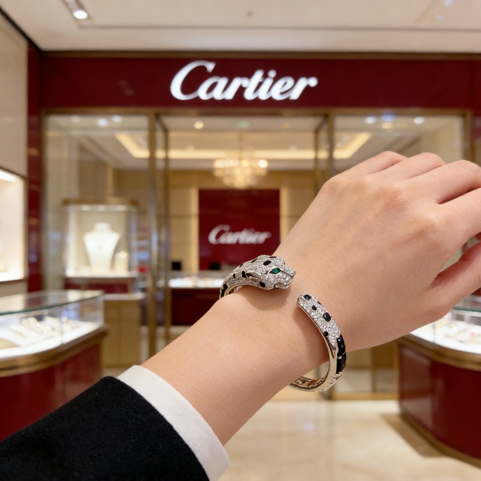 卡地亚镶钻豹子手镯 高端定制版本 镶嵌钻工艺 V金材质 经典而时尚风格 用凌厉线条重构爱情美学！打破常规